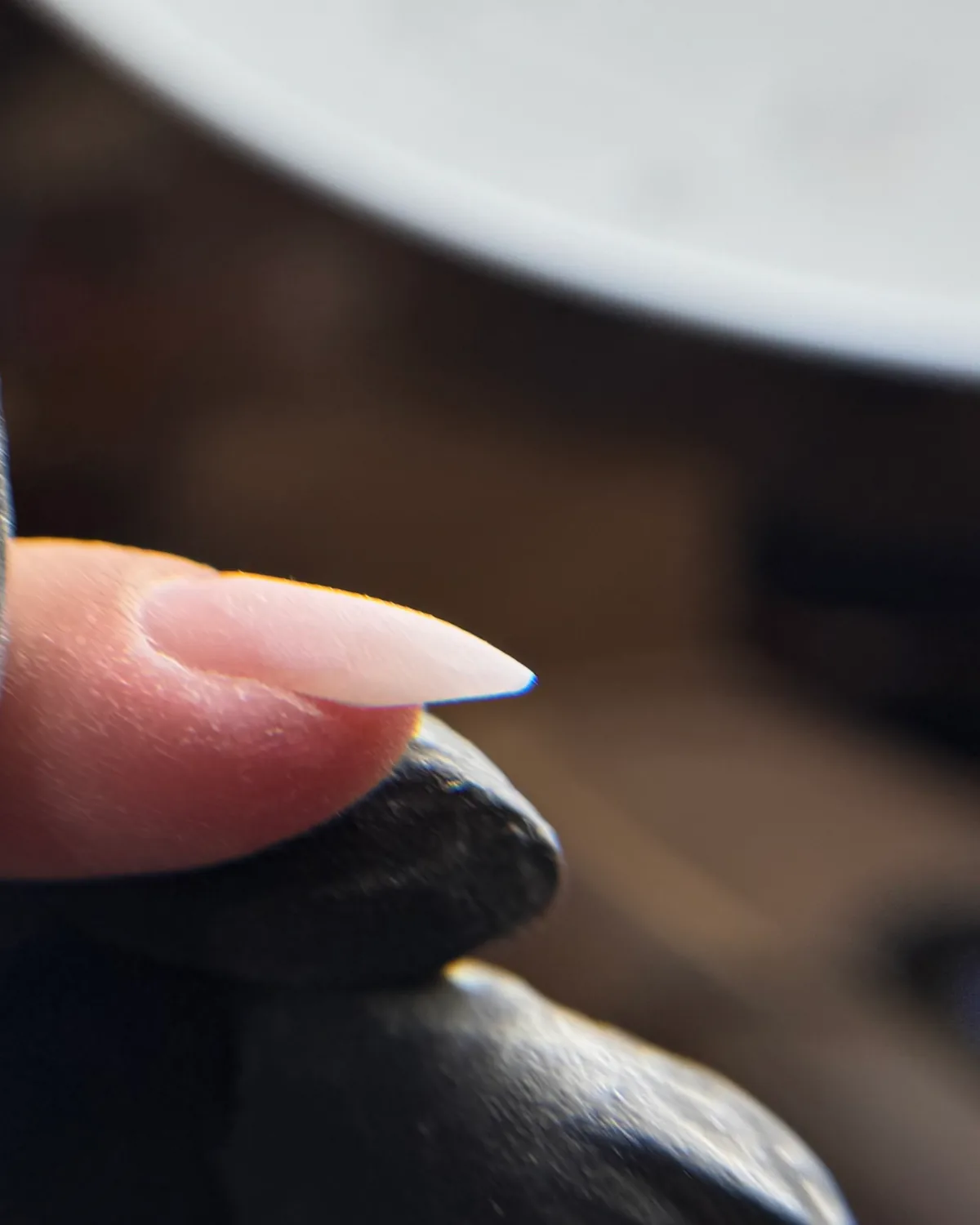 Même ongle après correction — ligne parfaitement alignée avec la cuticule, aspect ultra naturel