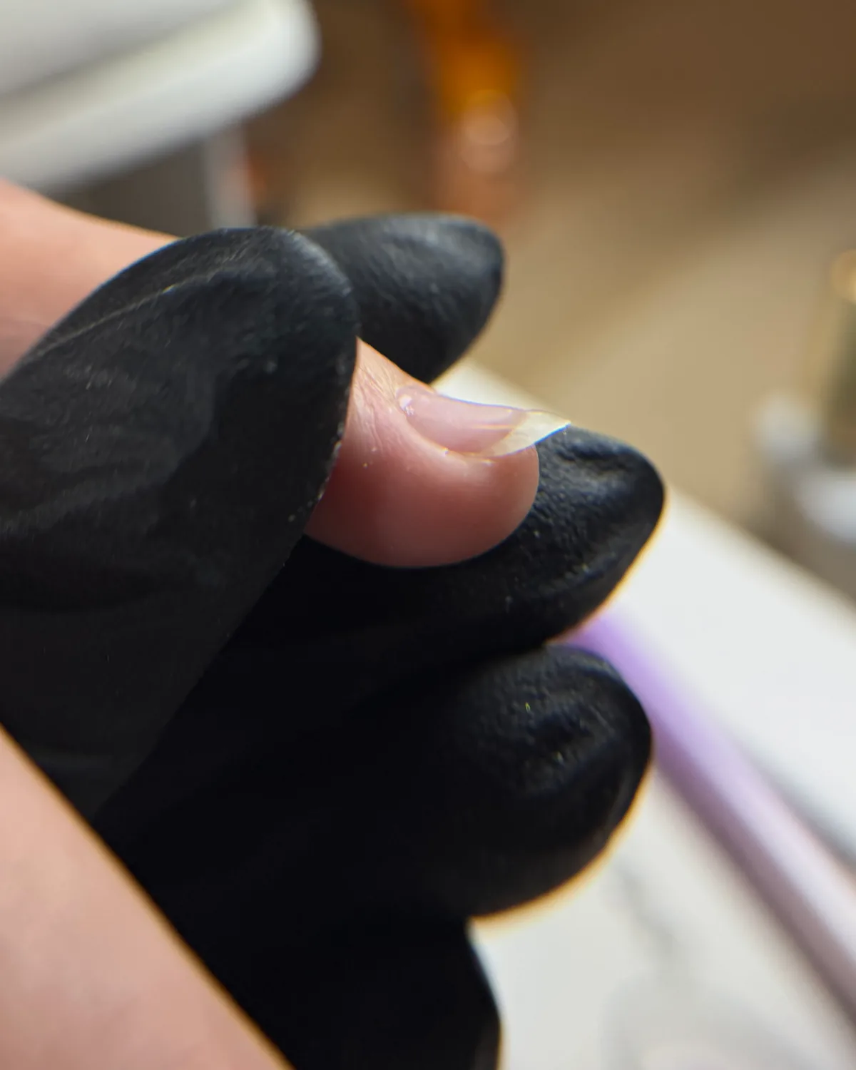Ongle tremplin vu de profil — la pointe remonte vers le haut comme une rampe, cabine Rendez-vous Belle Wasquehal