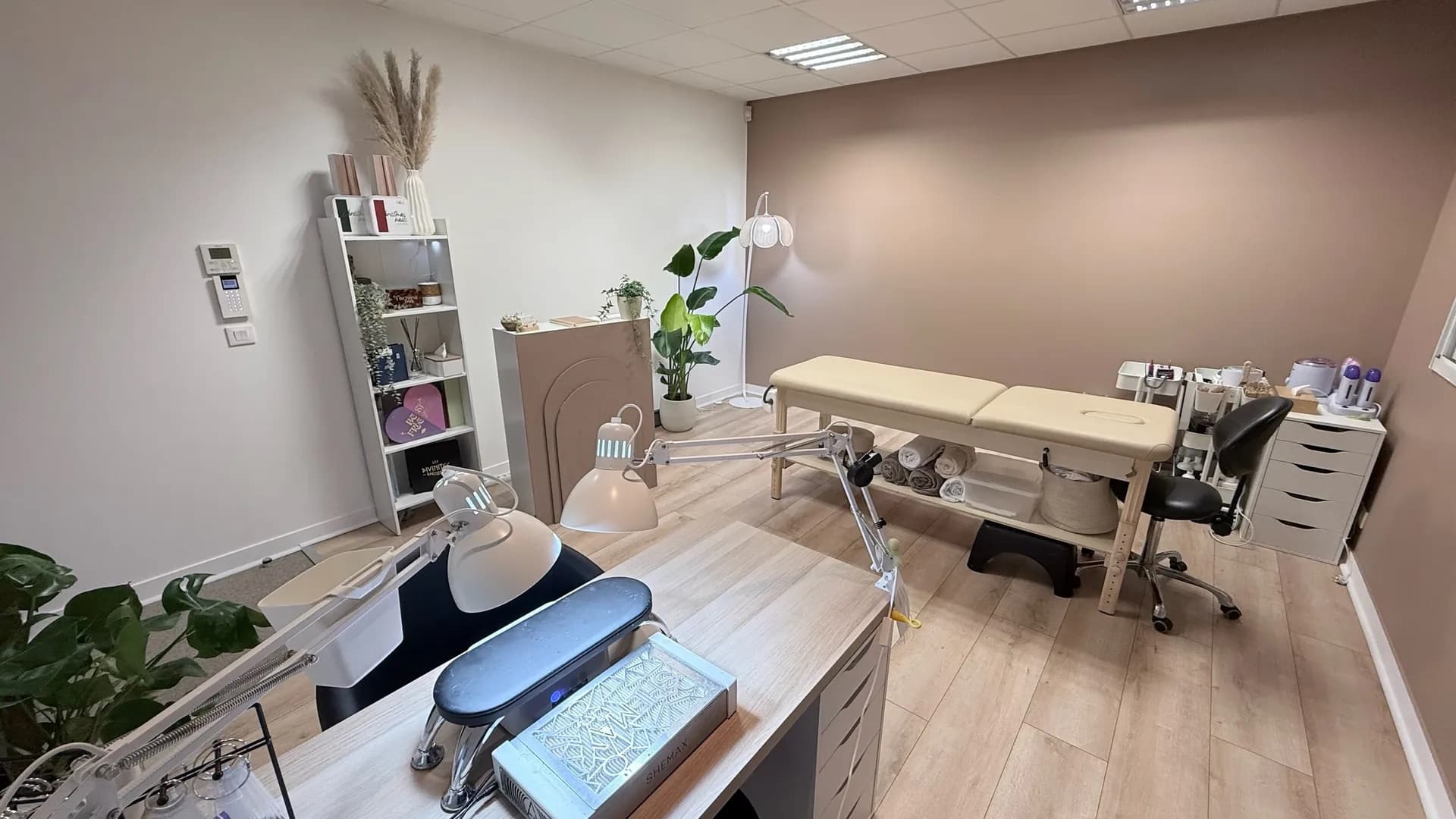 Poste de manucure et table de massage — vue avec pampa et plantes