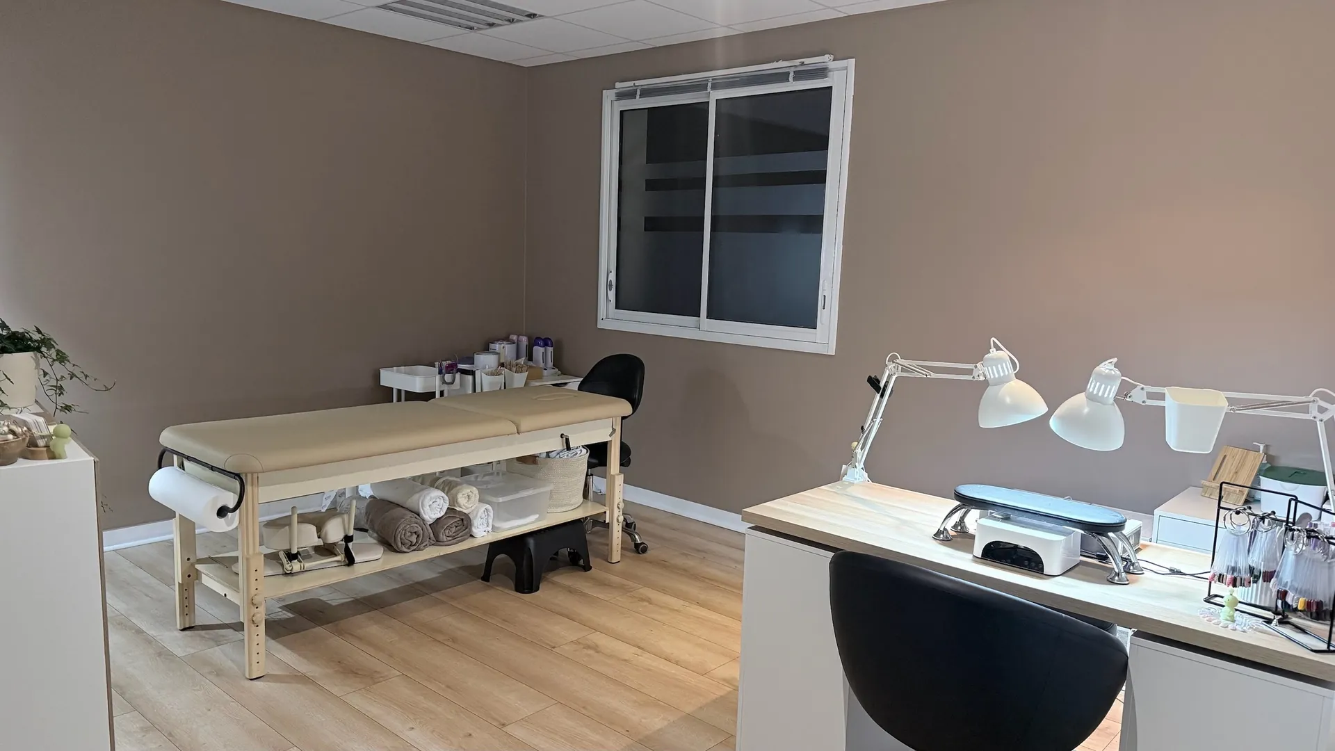 Table de massage et poste de manucure — ambiance cosy tons taupe