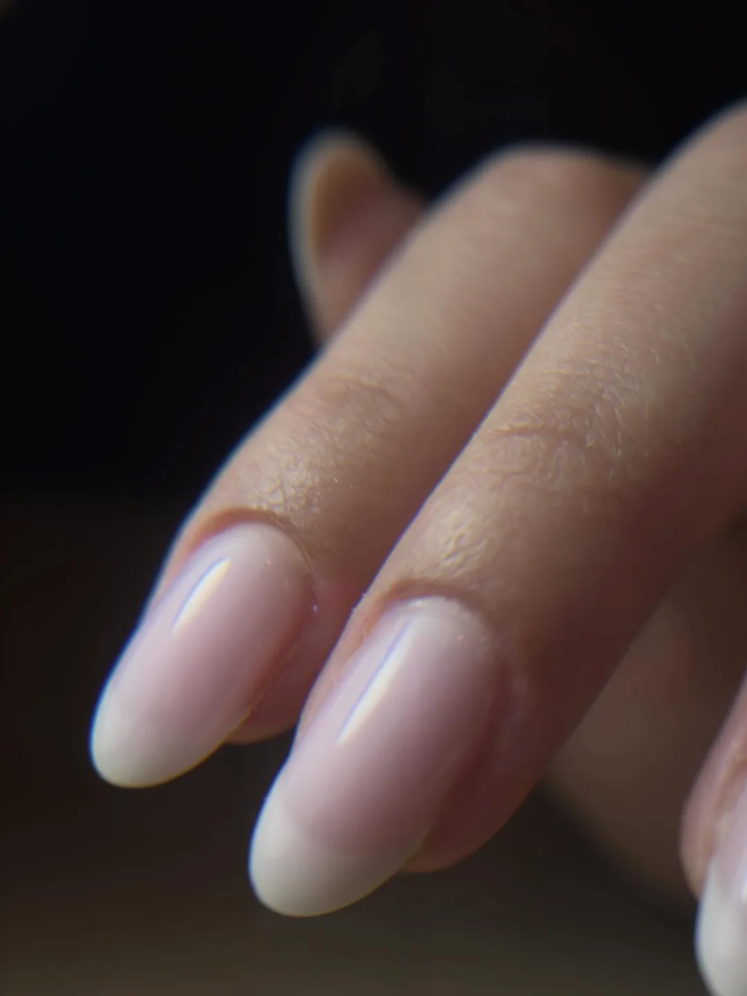 French inversée laiteuse sur ongles en amande