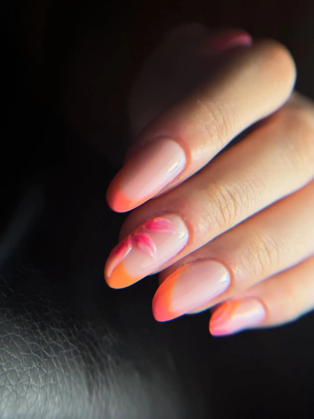 Dégradé corail et rose sur ongles longs, pose dessinée sur croquis