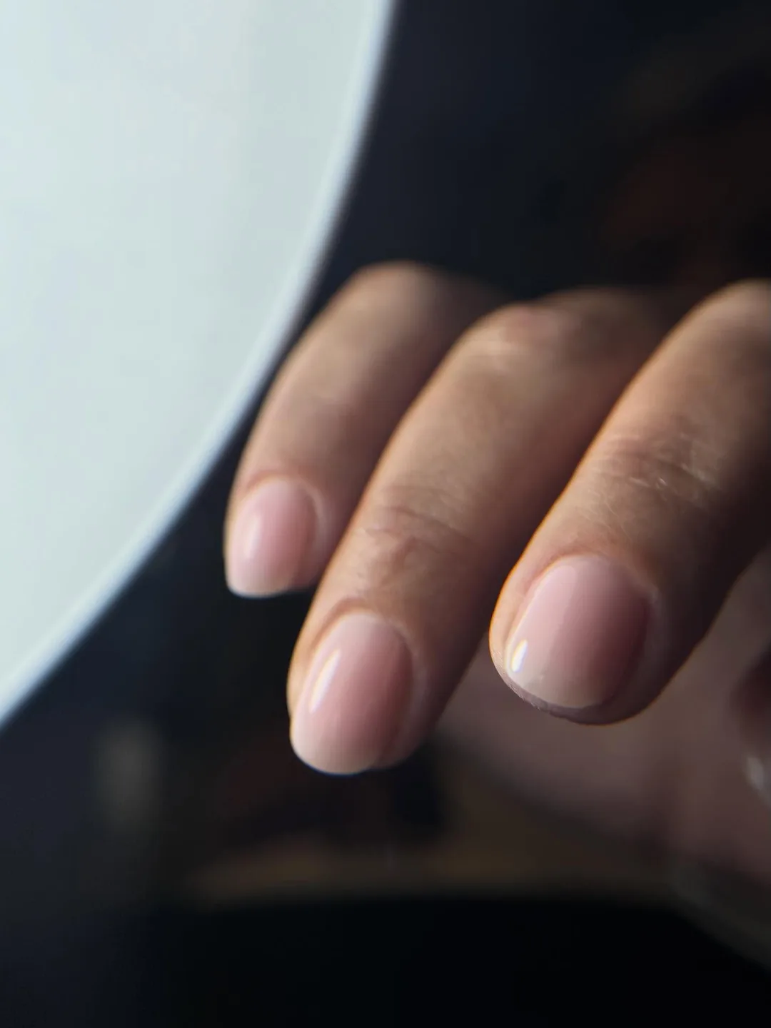 Nude rosé brillant sur ongles courts