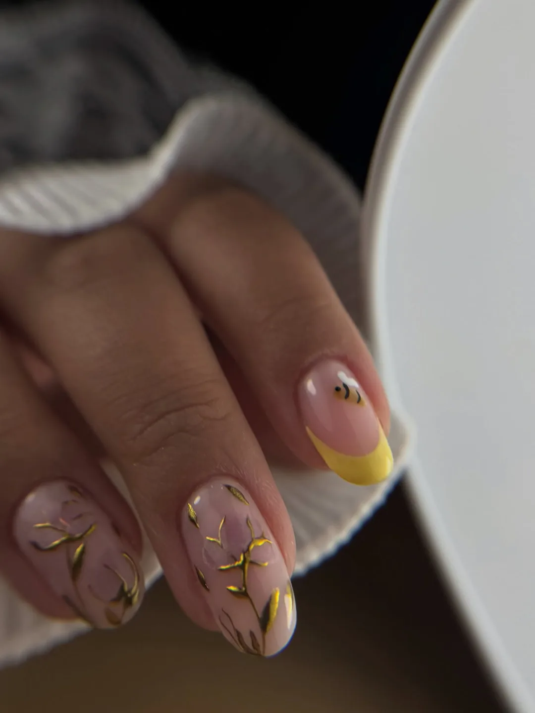 French jaune et motifs dorés peints à main levée