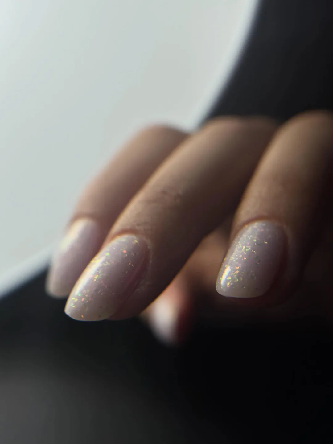 Nude nacré pailleté sur ongles en amande