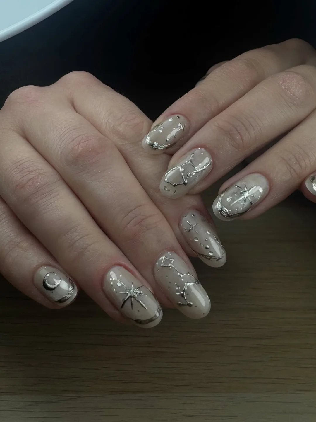 Nail art chrome et étoiles argentées, effet cat eye