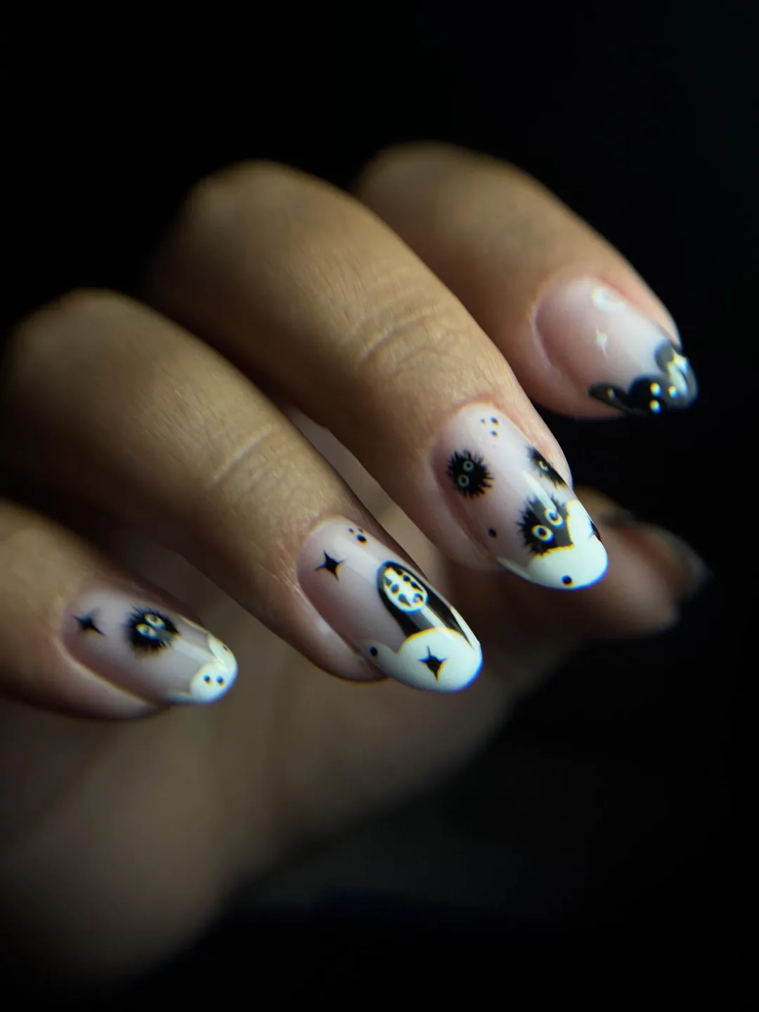 Nail art noir et blanc, petits personnages et étoiles
