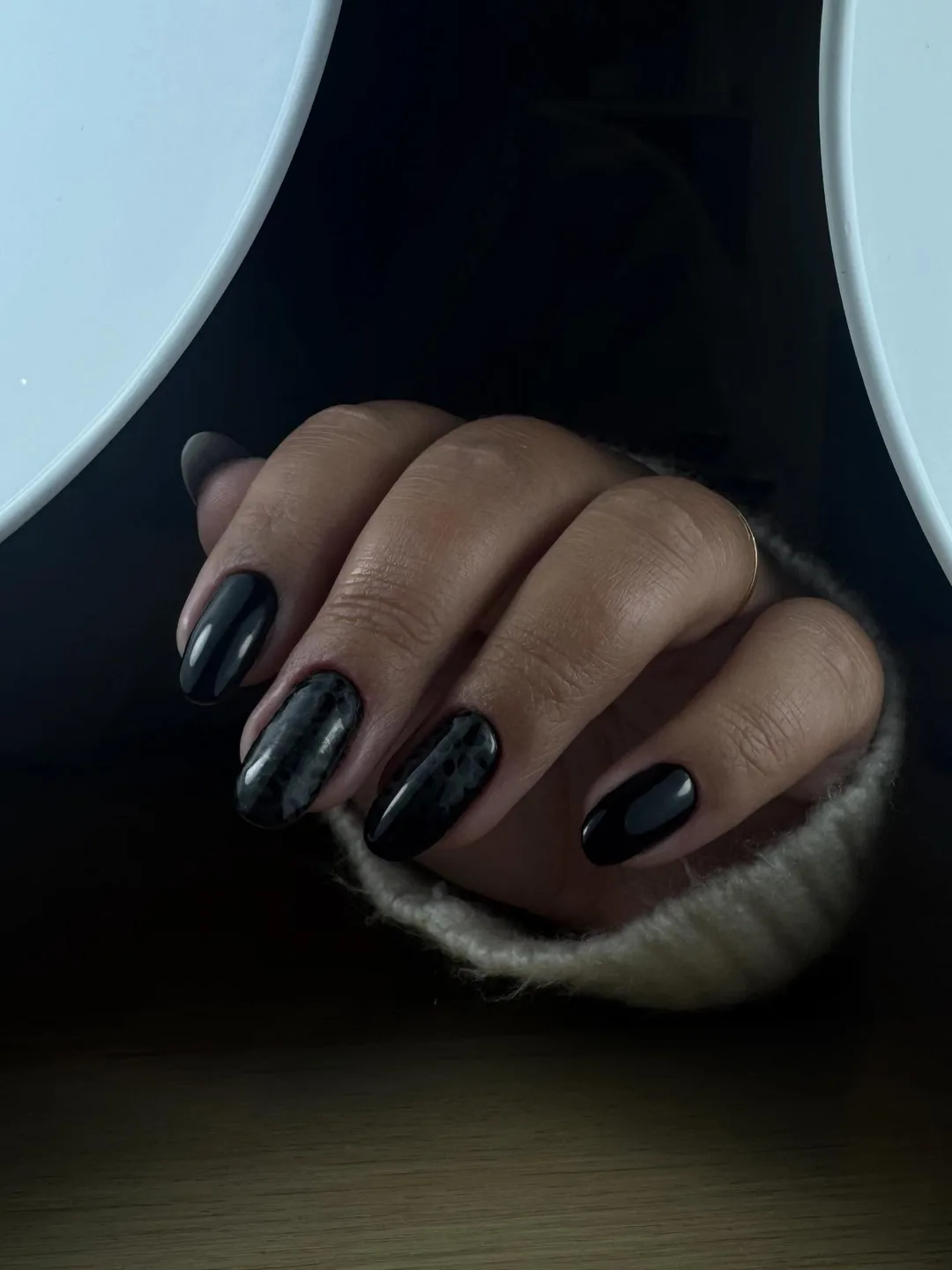 Ongles noirs, motif léopard ton sur ton