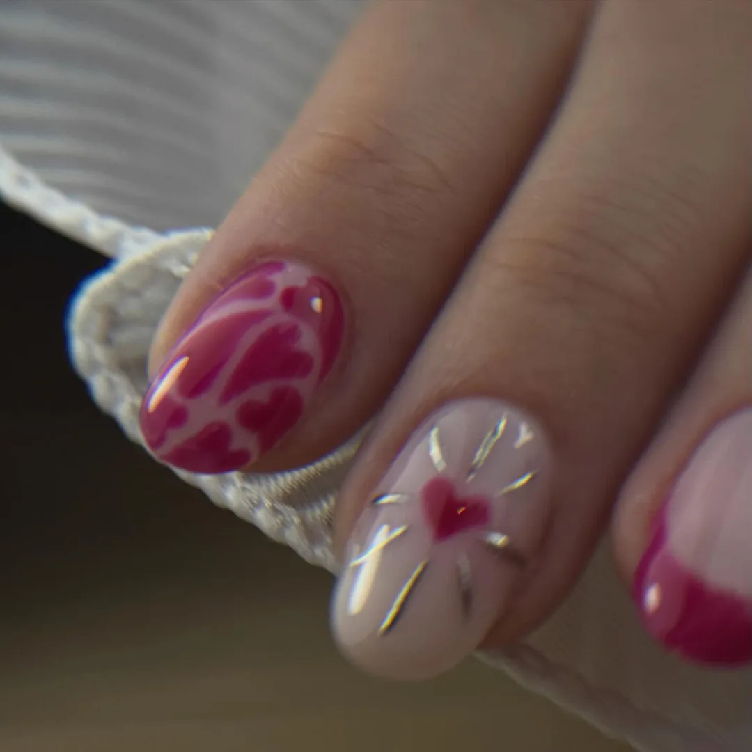 Nail art Saint-Valentin : cœurs roses et french fuchsia