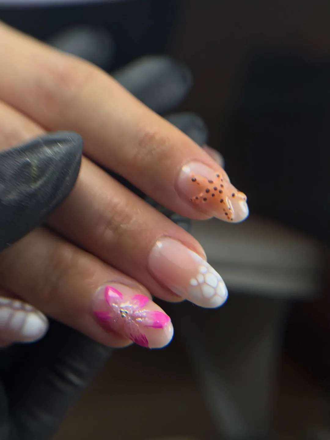 Nail art estival sur base nude, détails peints à main levée