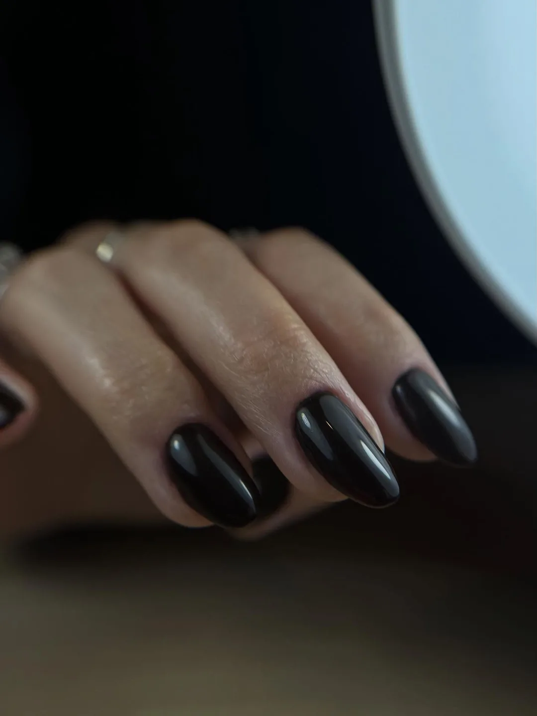 Manucure marron brillante sur ongles en amande