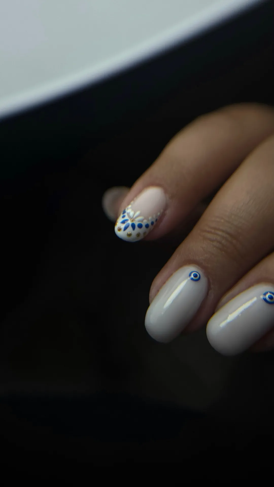 Nail art mauvais œil sur base blanche