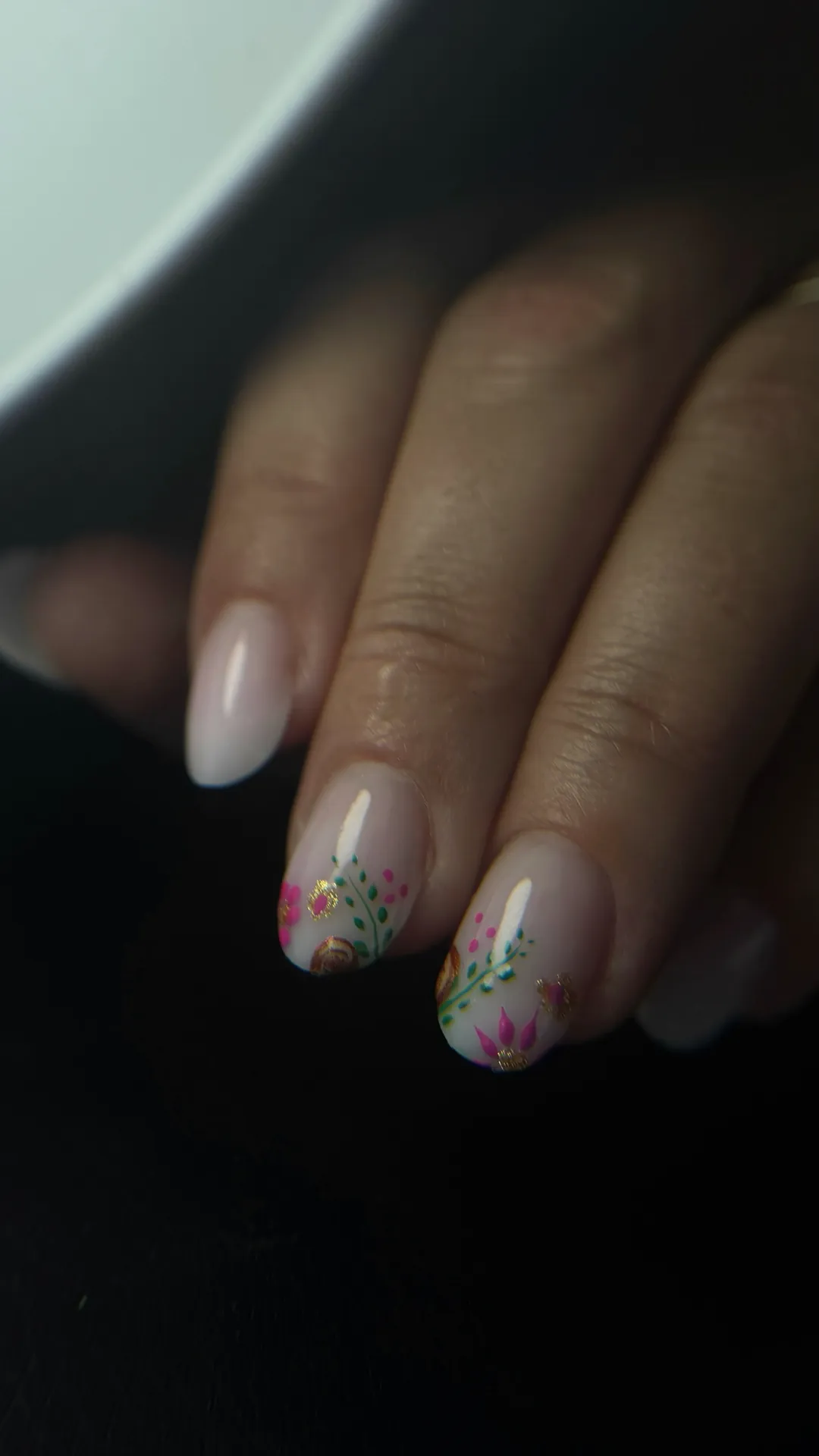 Nail art fleurs colorées sur base blanche