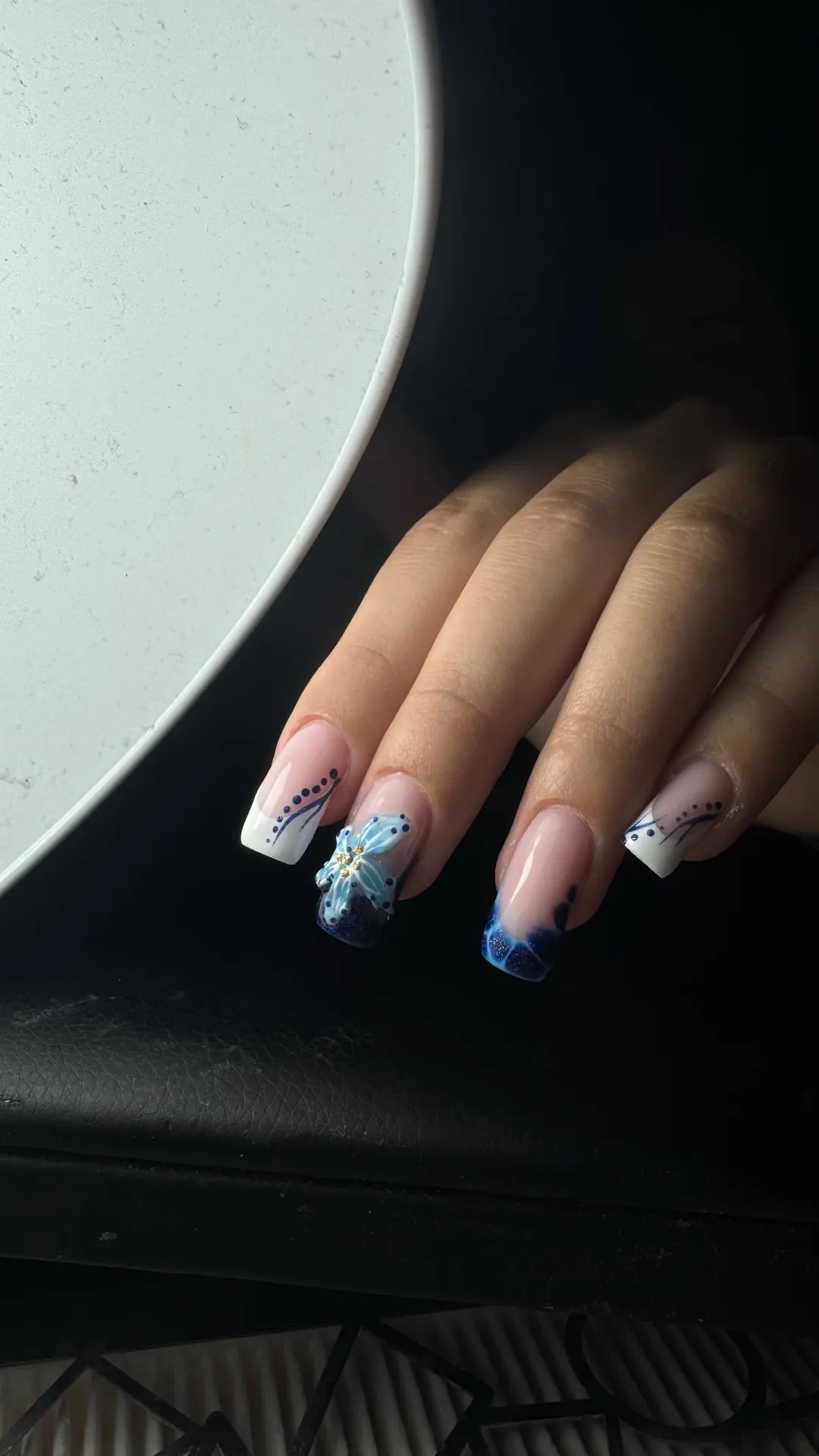 Nail art créatif aux motifs graphiques