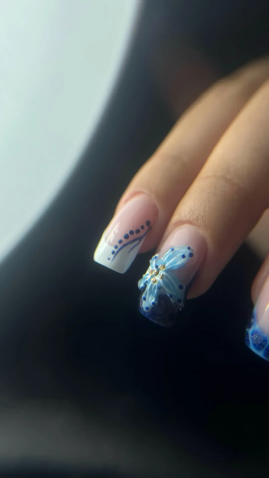 Nail art blanc et bleu pailleté