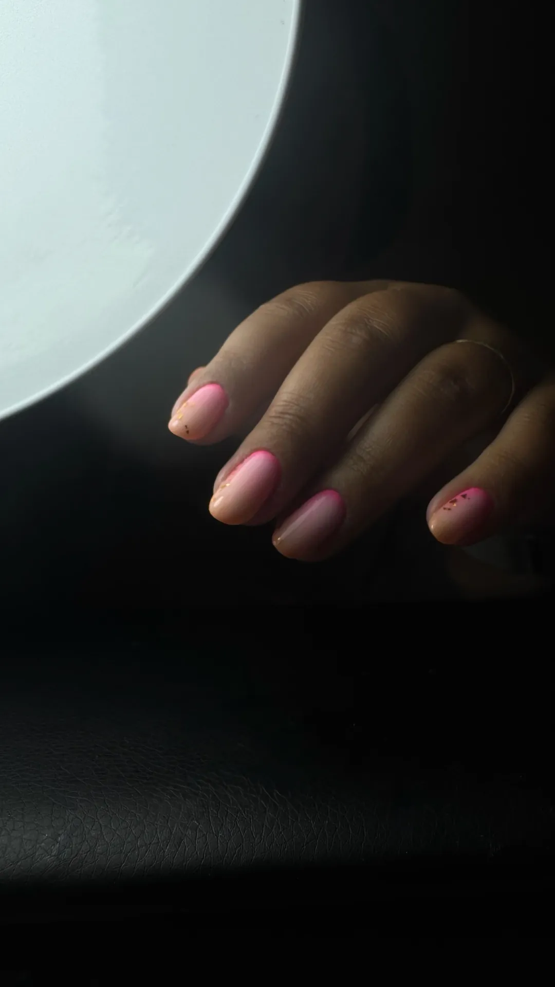 Manucure classique nude aux reflets rosés