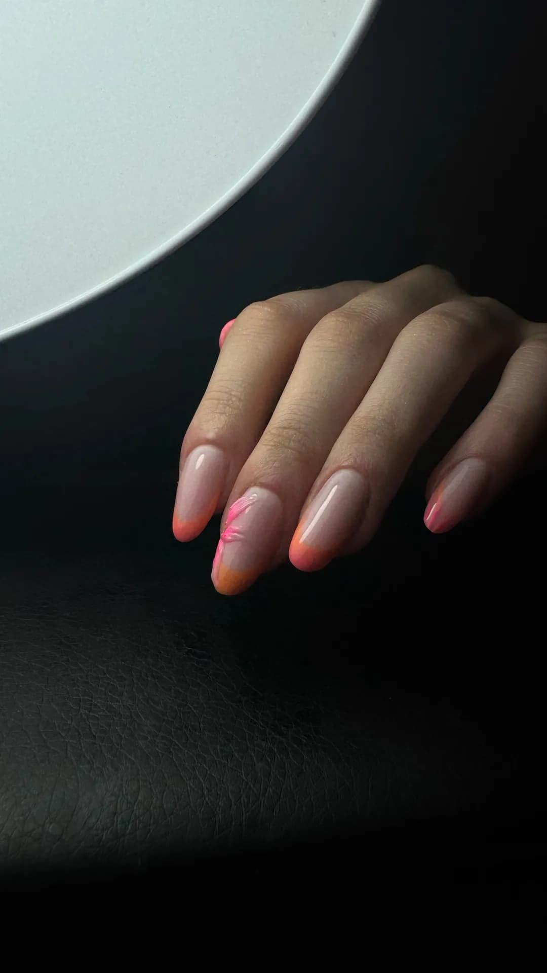 Dégradé corail avec fleur peinte à la main