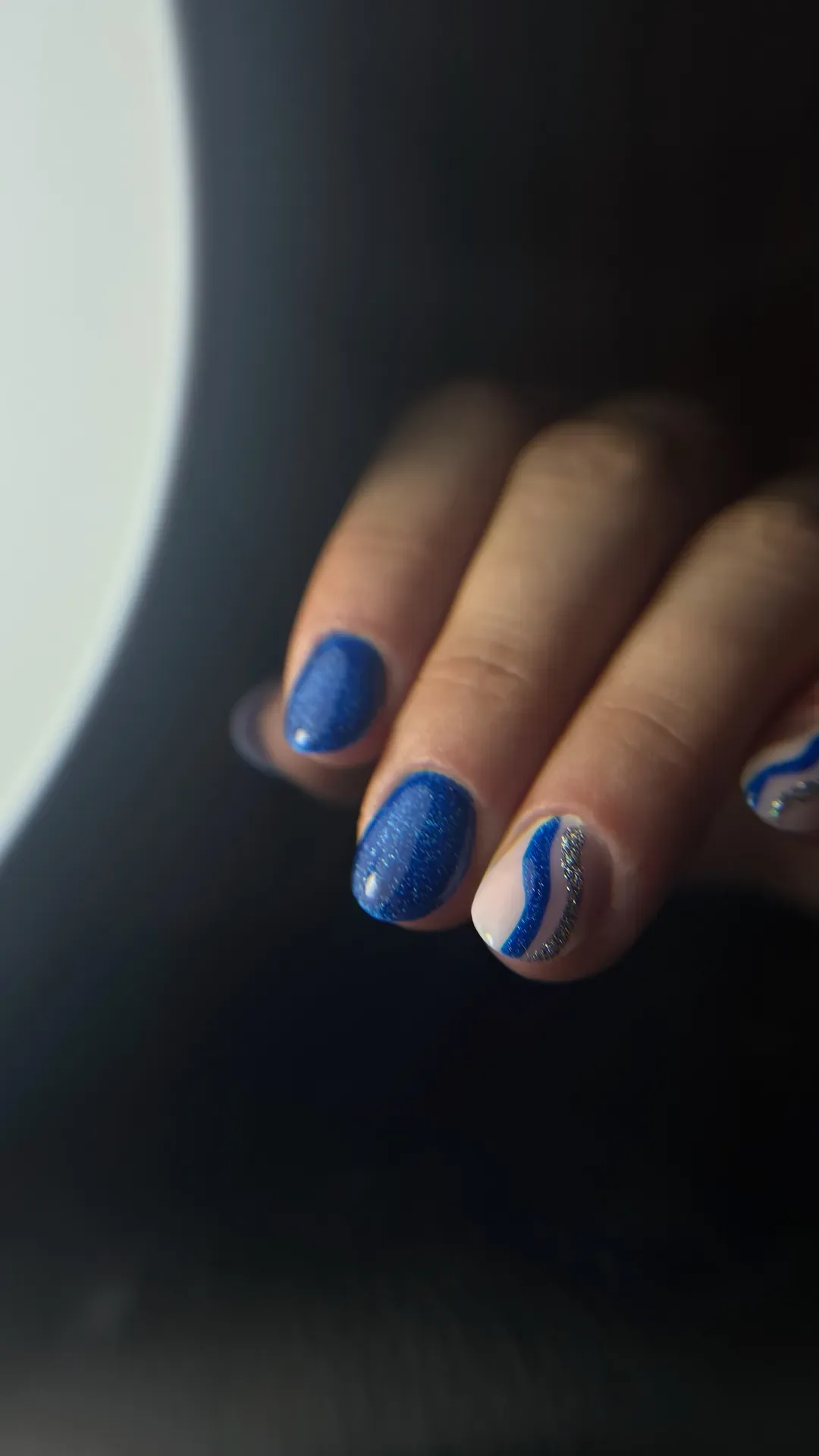 Semi-permanent bleu pailleté avec liseré argenté