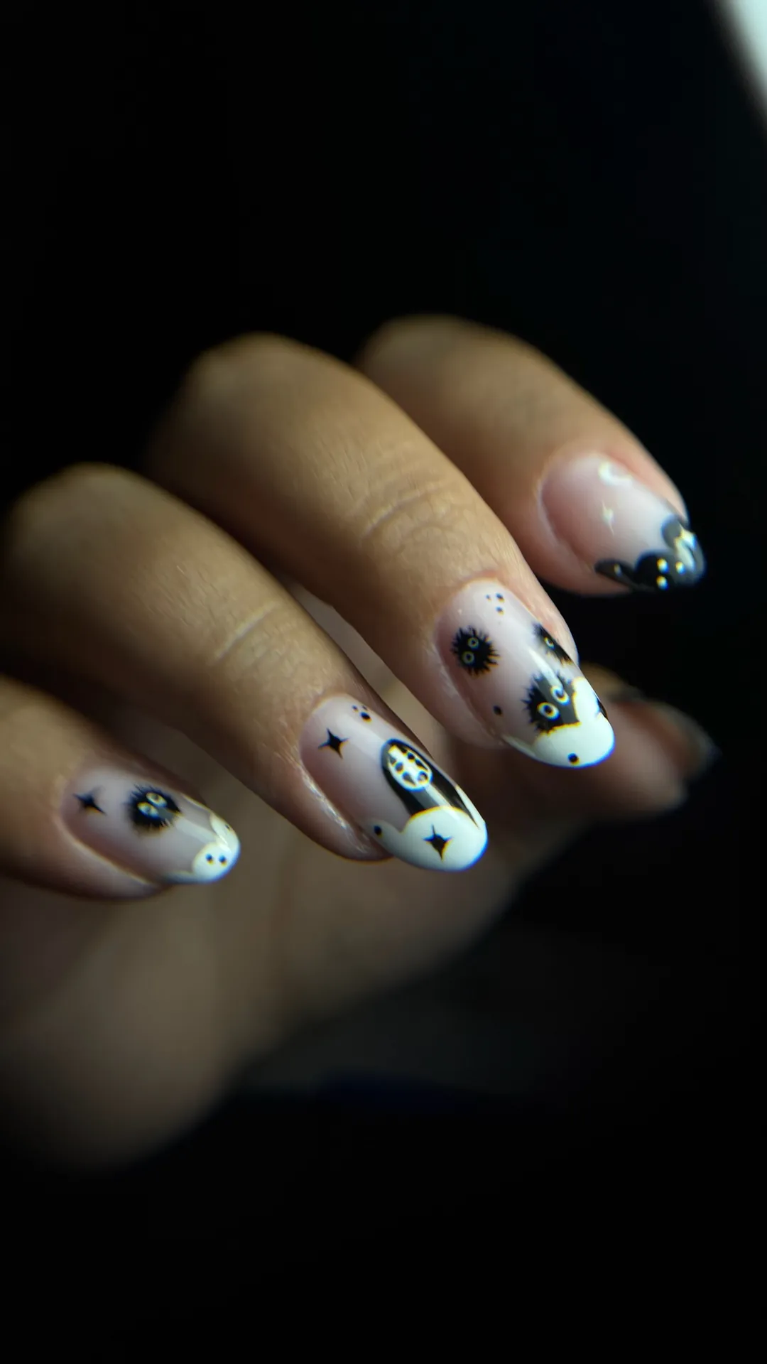 Nail art chats fantaisie sur base blanche