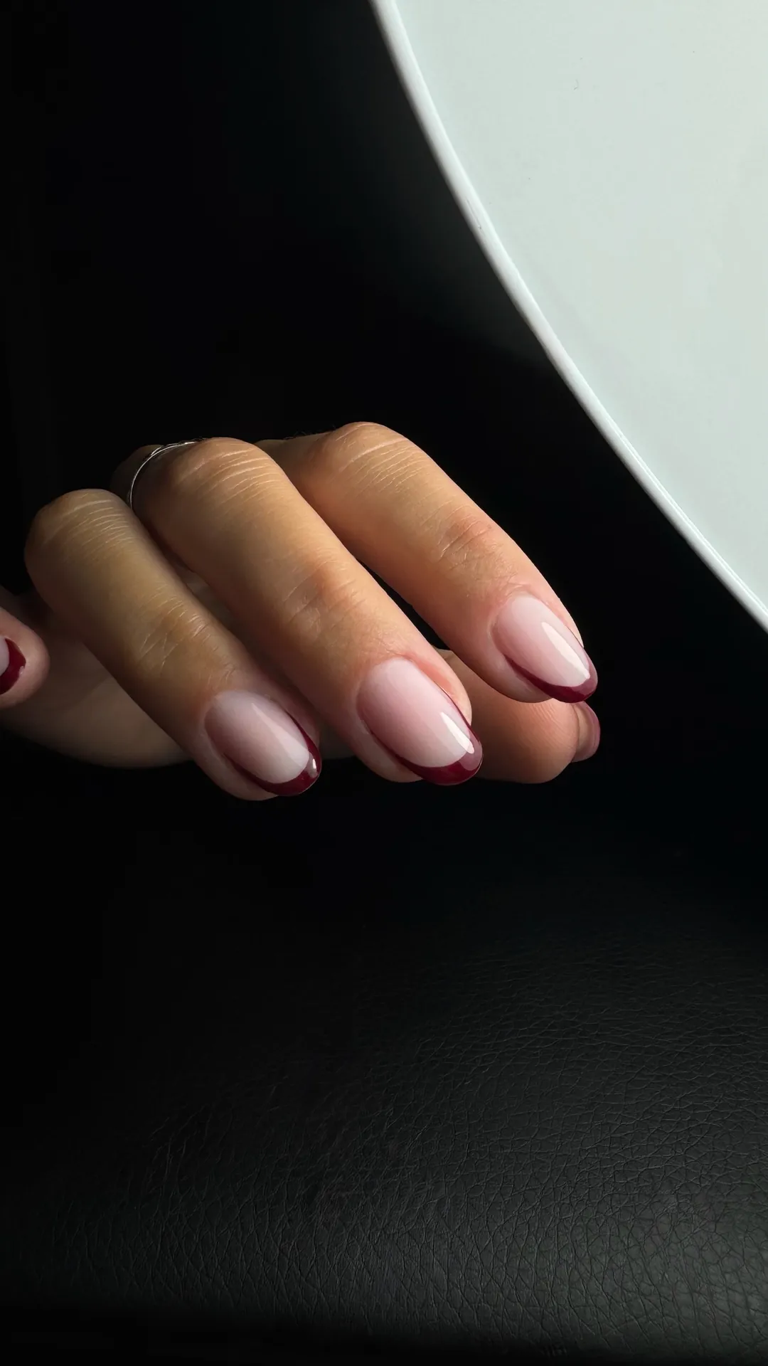 Nail art à motifs avec accent doré