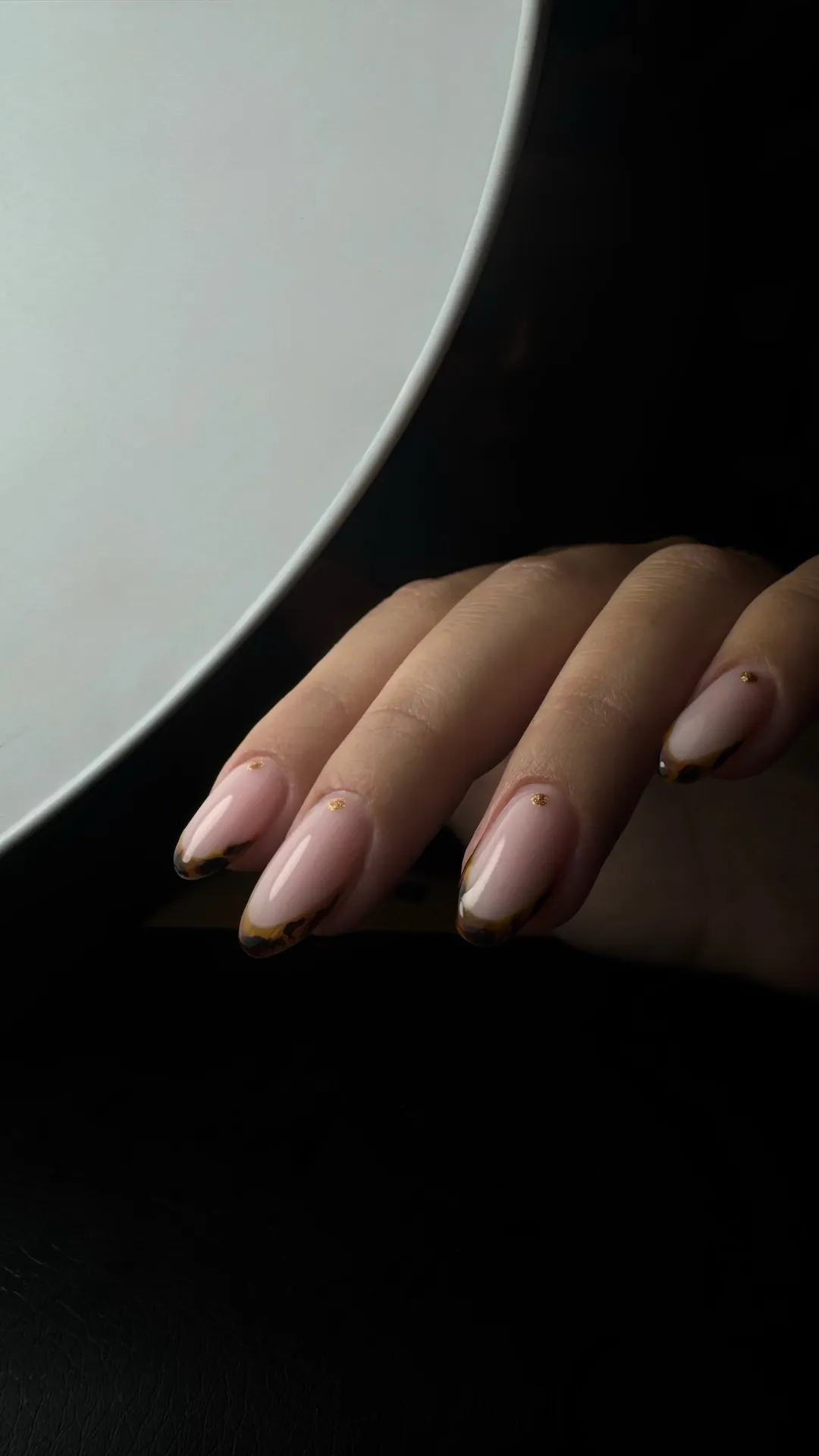 Manucure tons chauds avec finition brillante