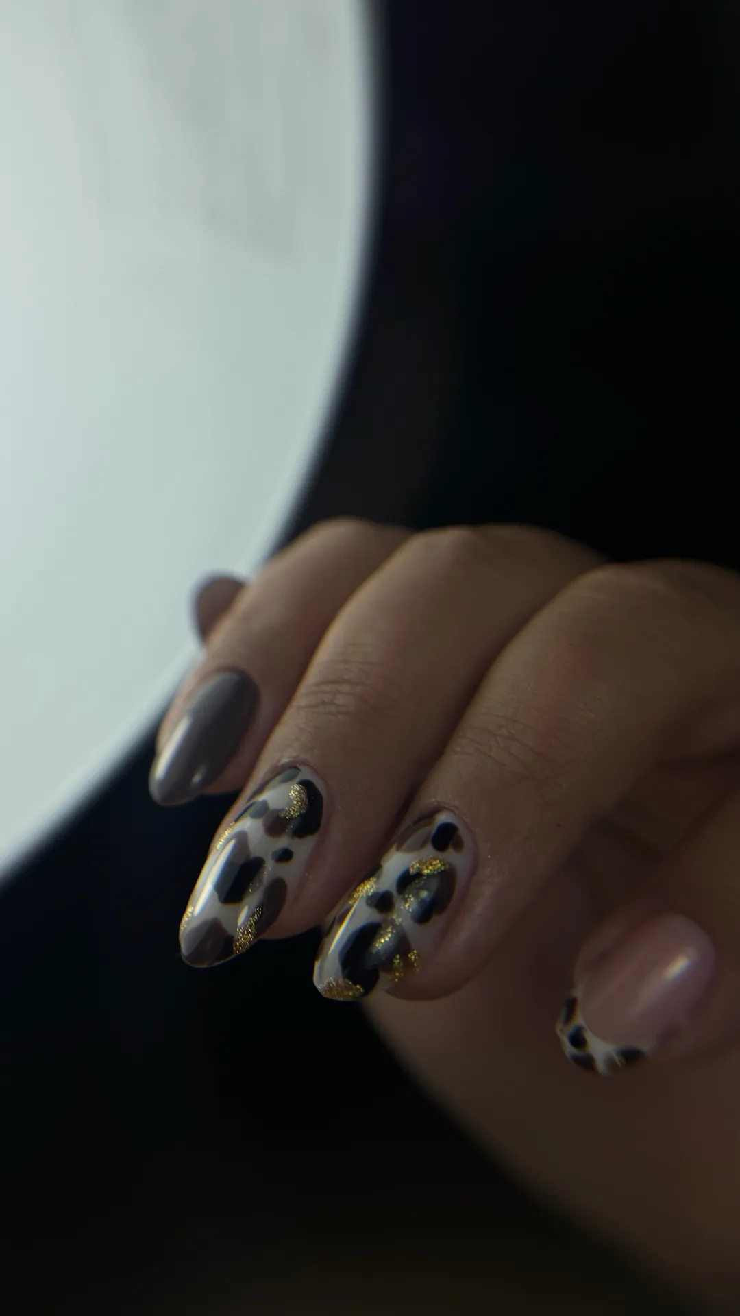 Nail art imprimé léopard doré