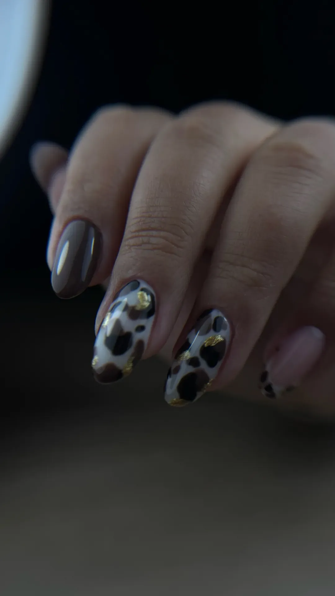 Nail art motif vache noir et blanc