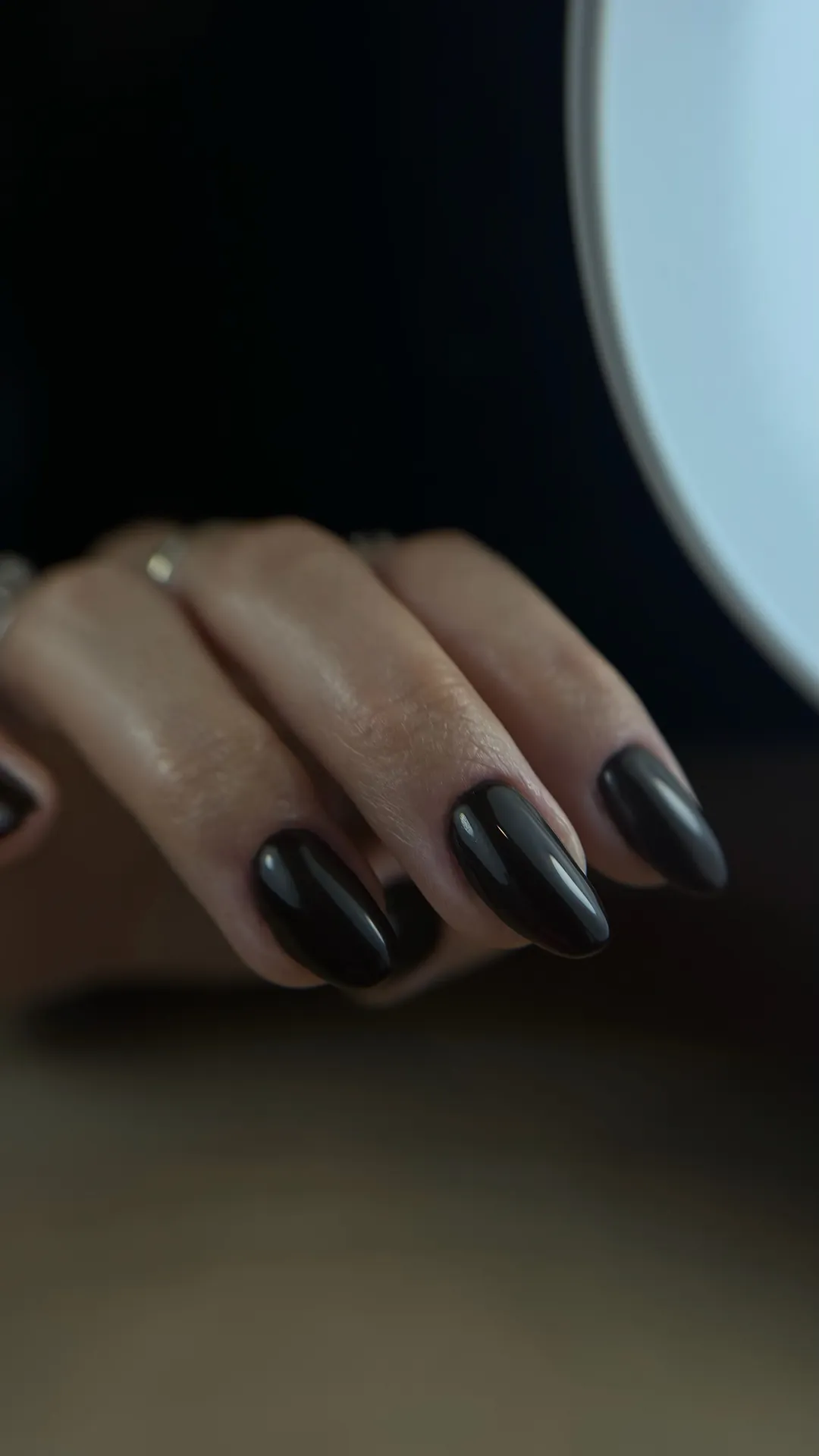 Vernis noir brillant — manucure classique