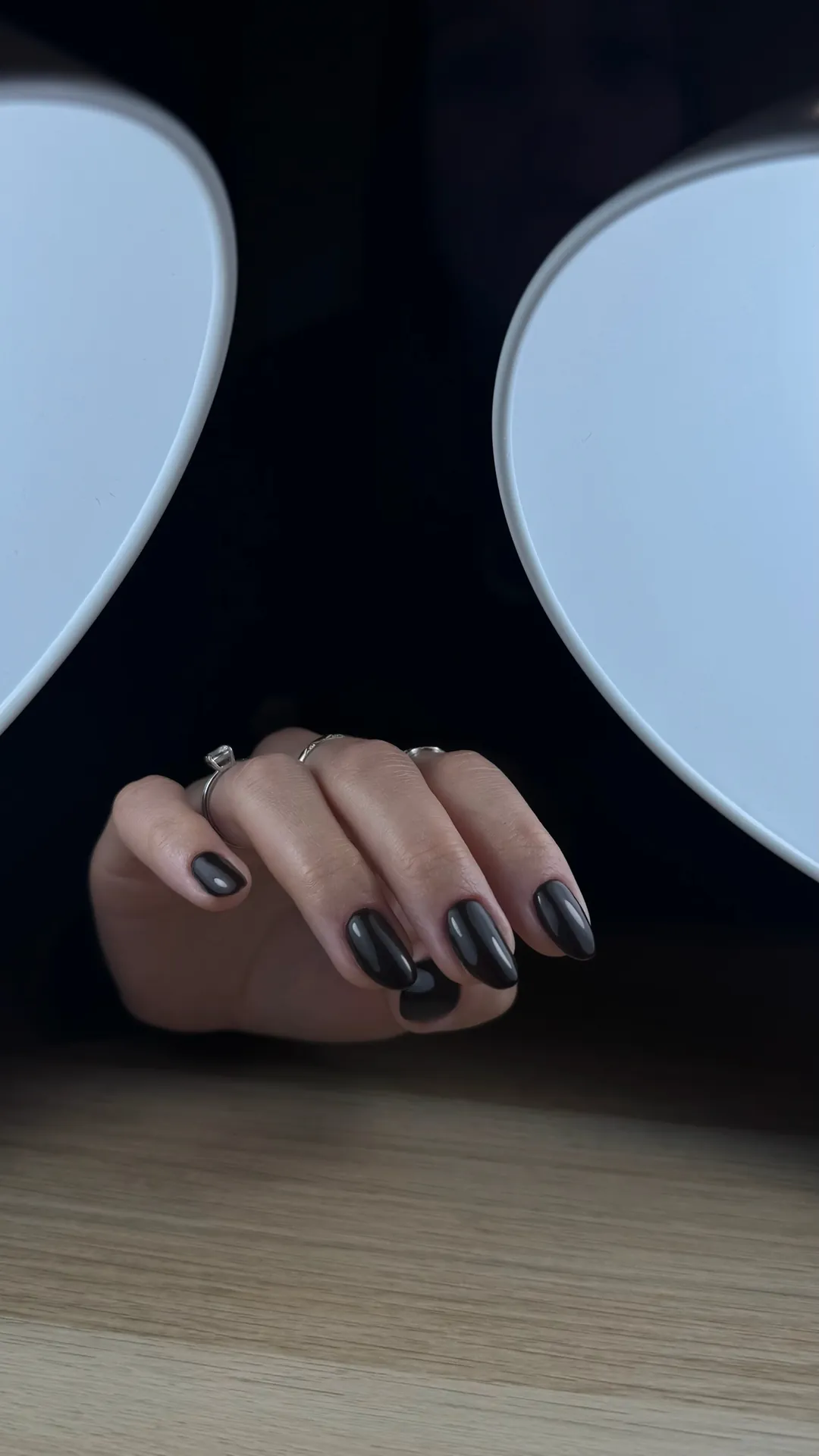 Vernis rouge profond — manucure élégante