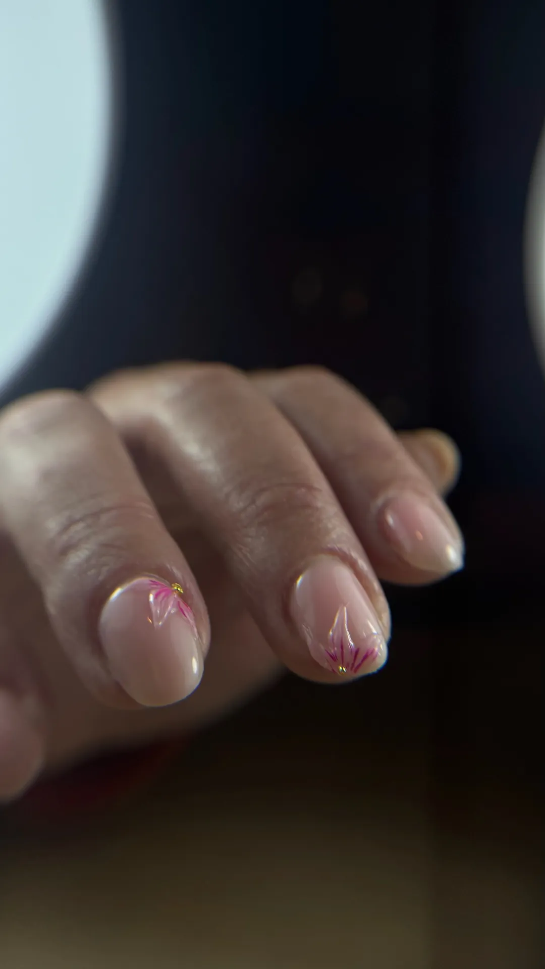 Pose d'ongles nude avec forme amande