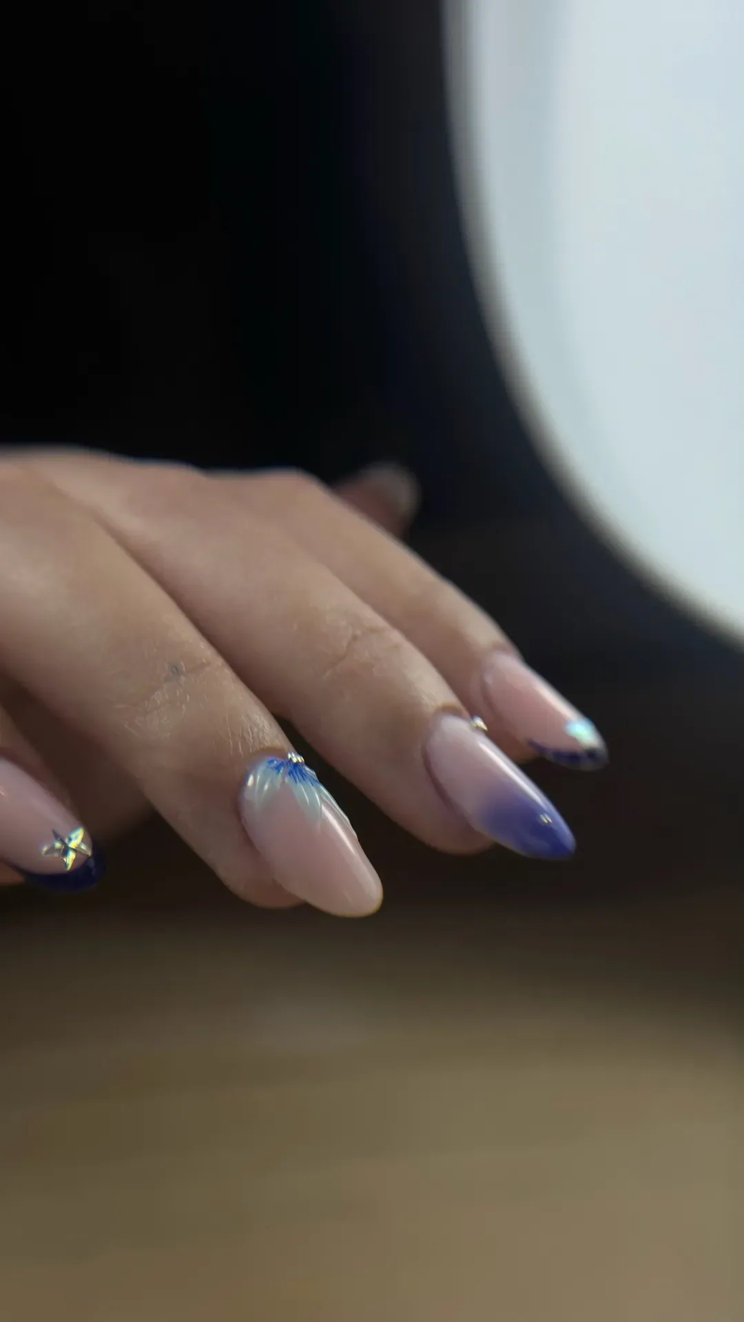 Prothésie ongulaire nude : french bleue, dégradé aura et fleur 3D