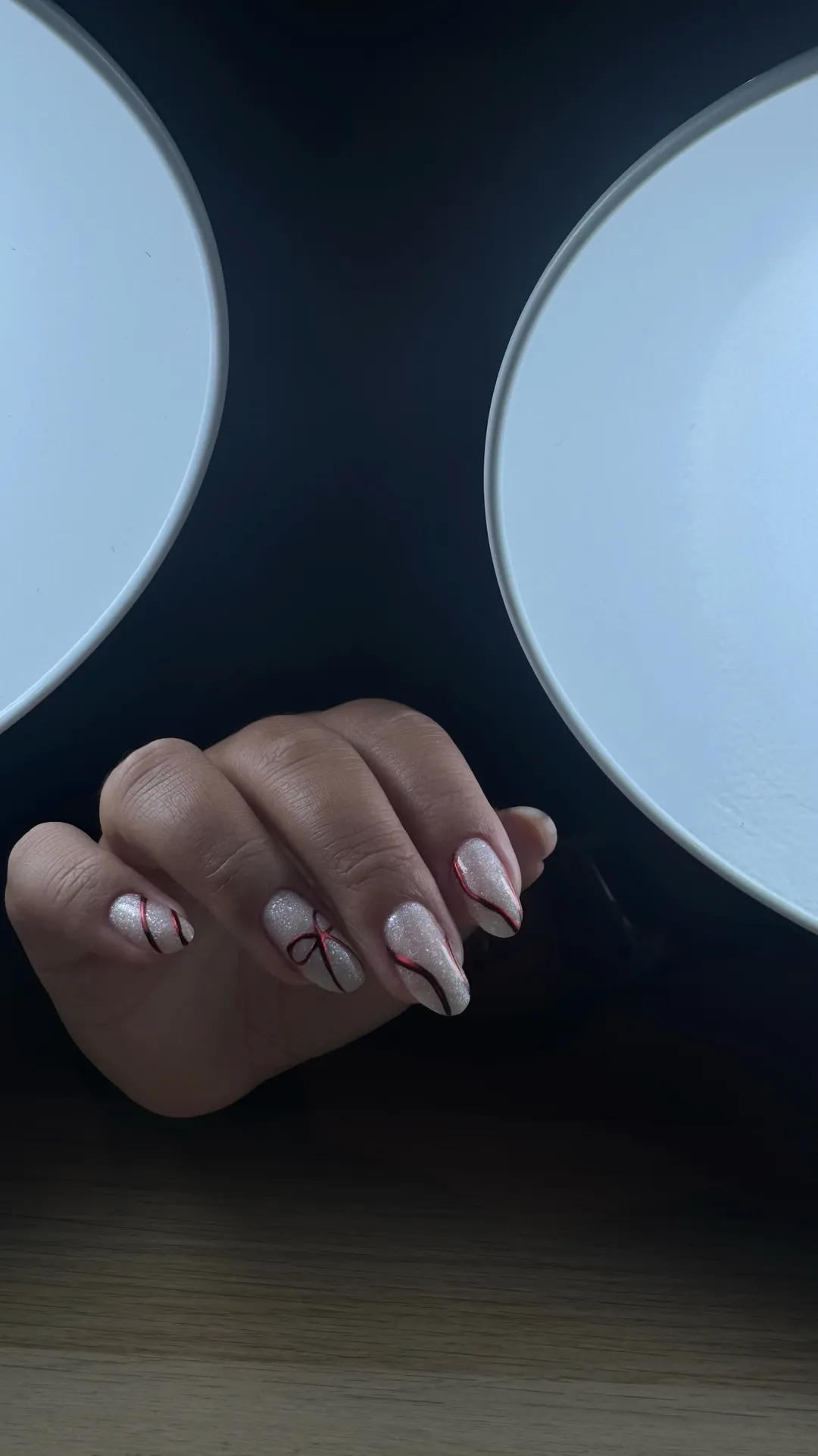 Vernis rouge vif sur base pailletée