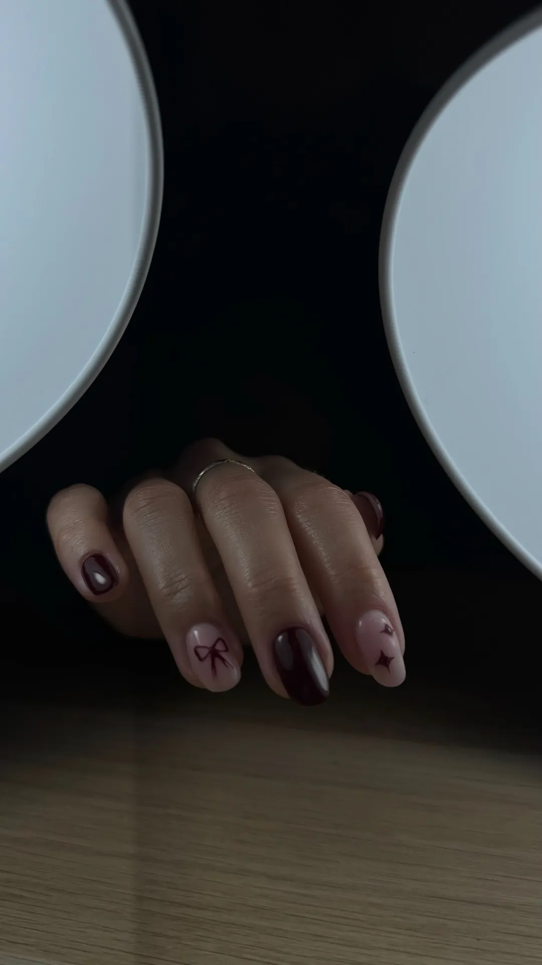 Manucure bordeaux raffinée avec détails