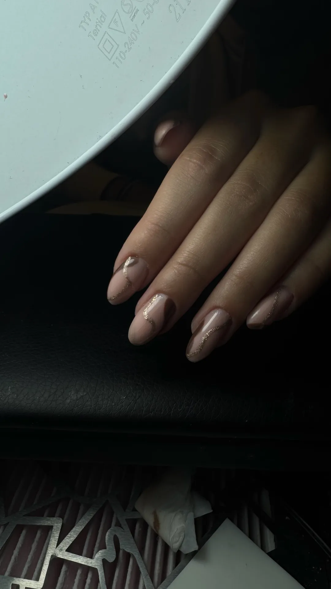 Manucure corail lumineux