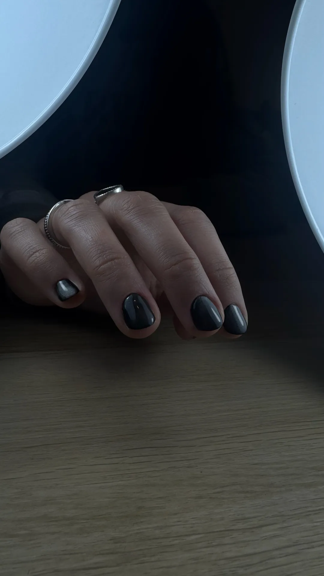 Nail art géométrique sur base nude