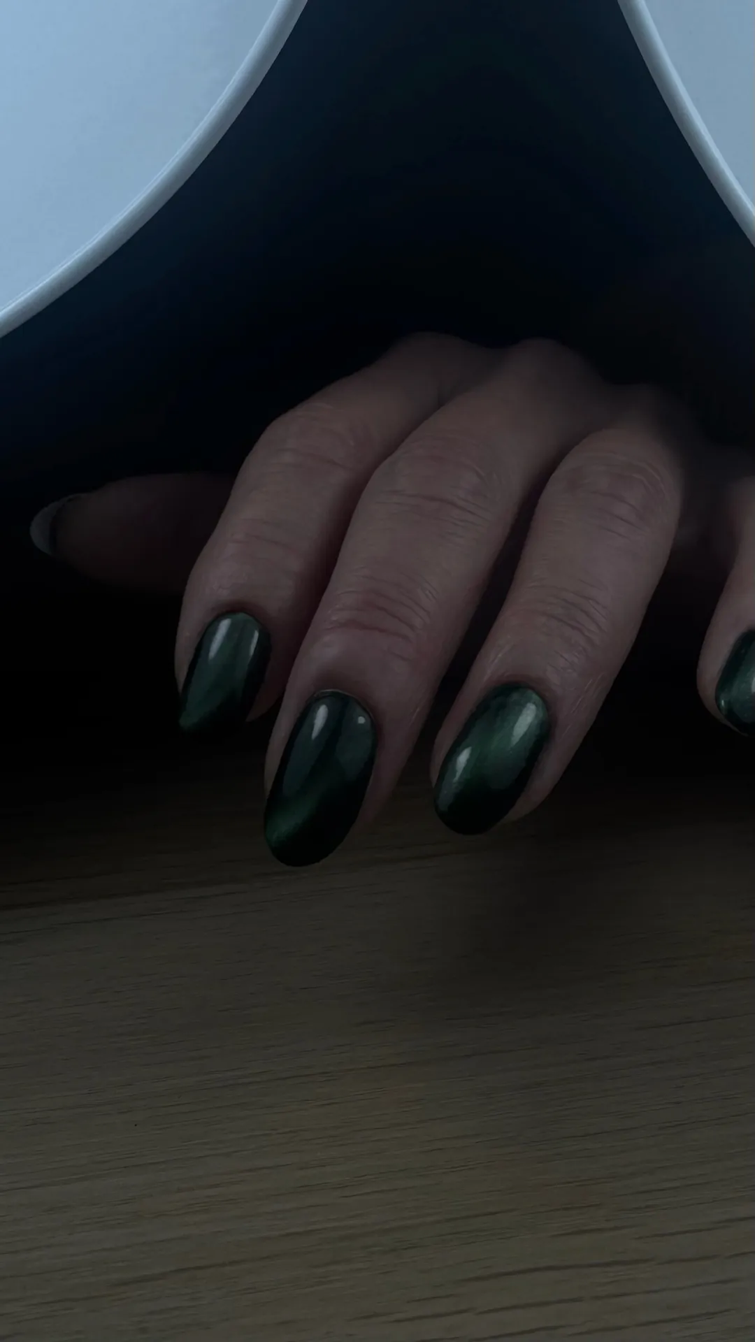 Manucure nude avec détails pailletés