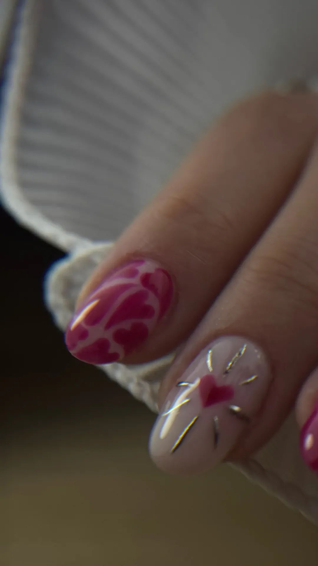 Nail art fuchsia marbré et cœur peint à main levée