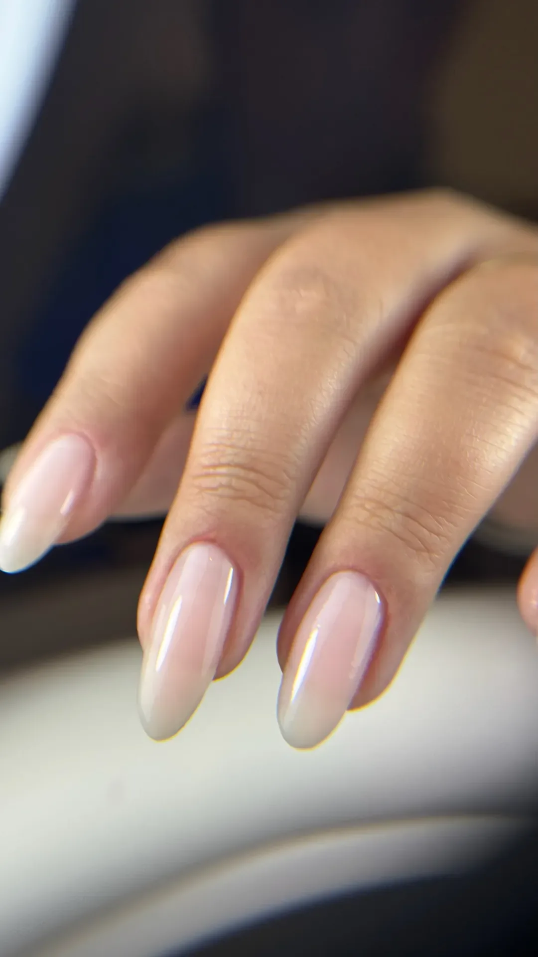 Ongles en amande nude rosé, finition brillante