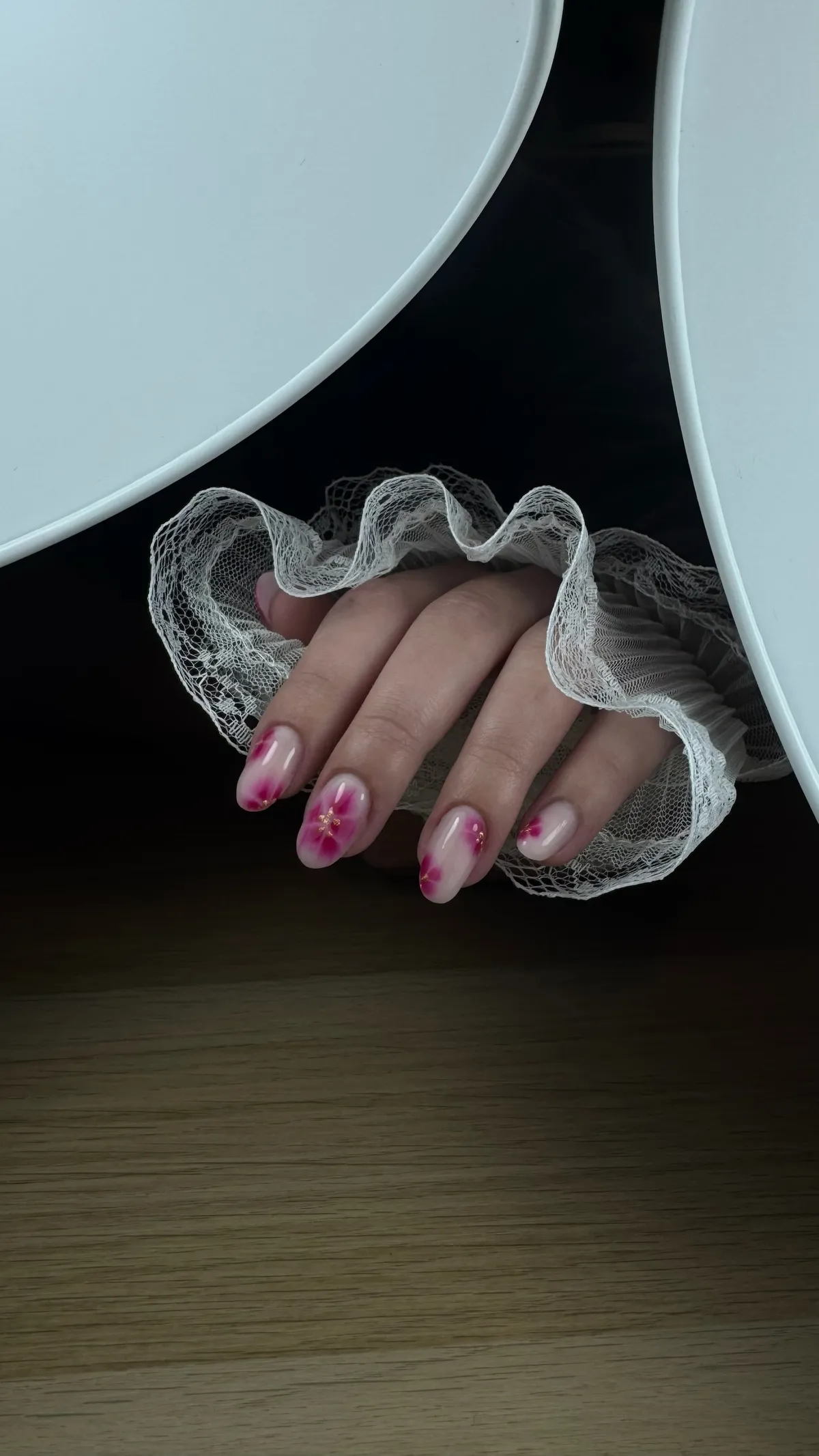 Nail art fleurs de cerisier roses sur base nude