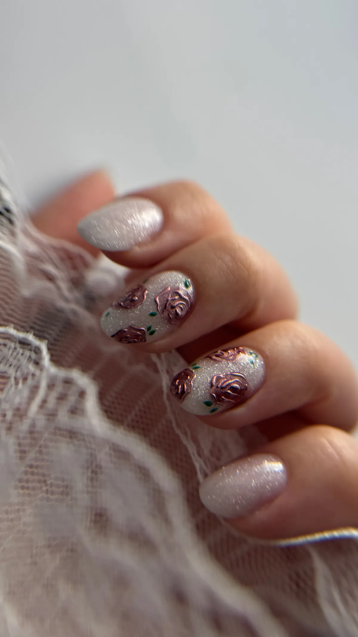 Nail art roses en relief sur base nacrée pailletée