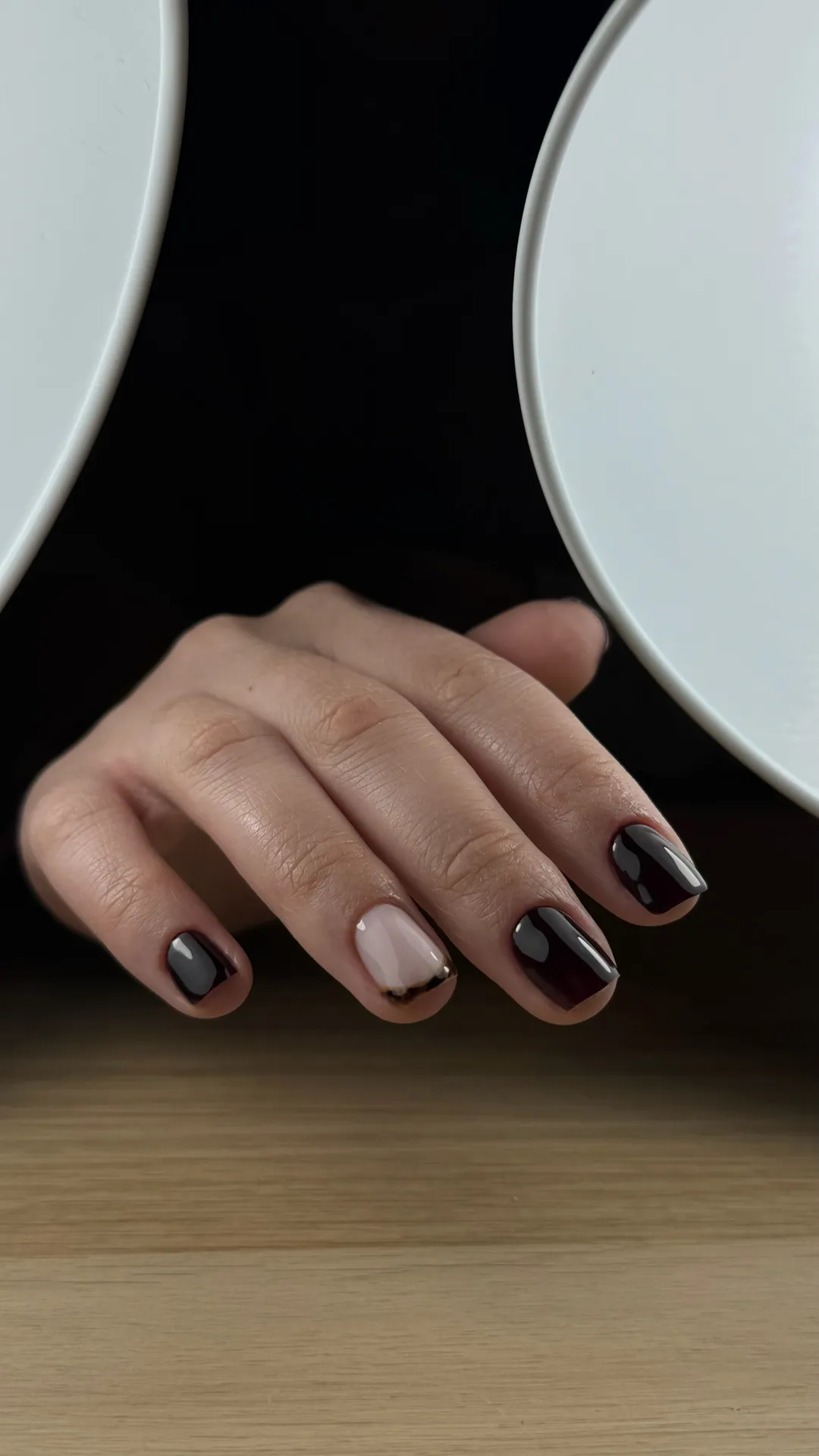 Vernis bordeaux avec accent nude et liseré doré