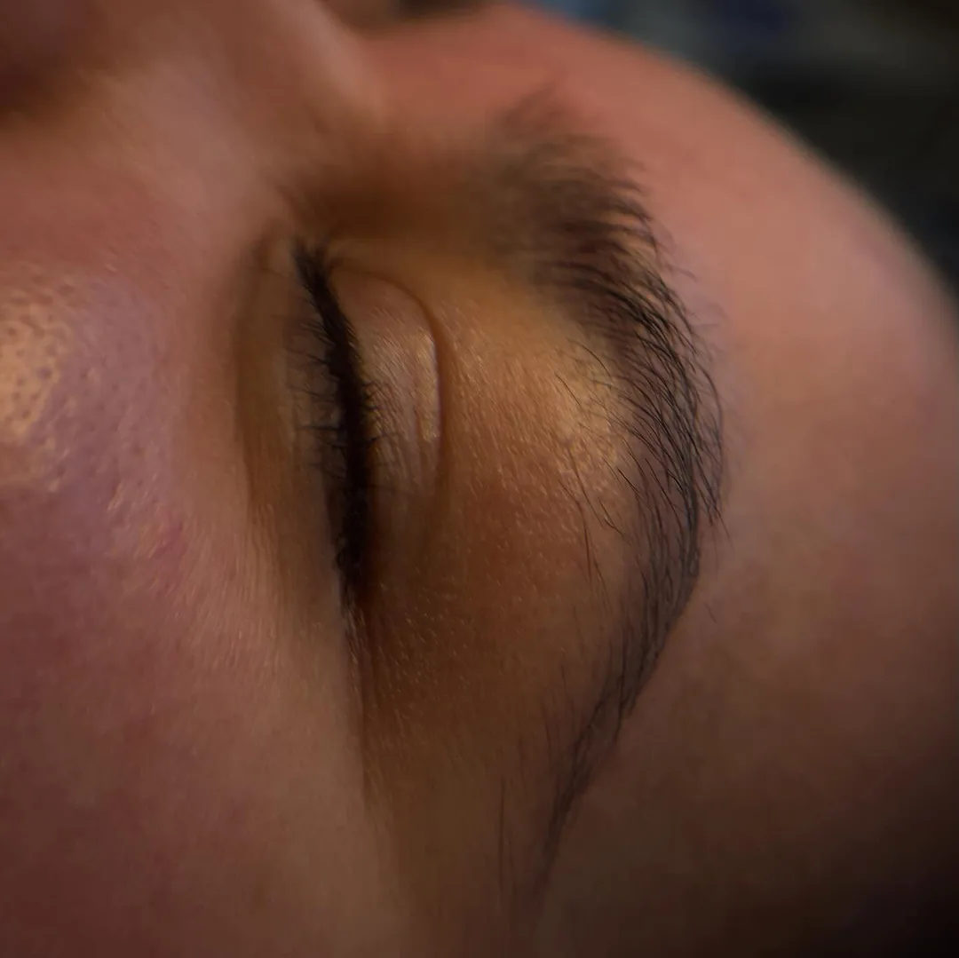 Avant : sourcils avant épilation