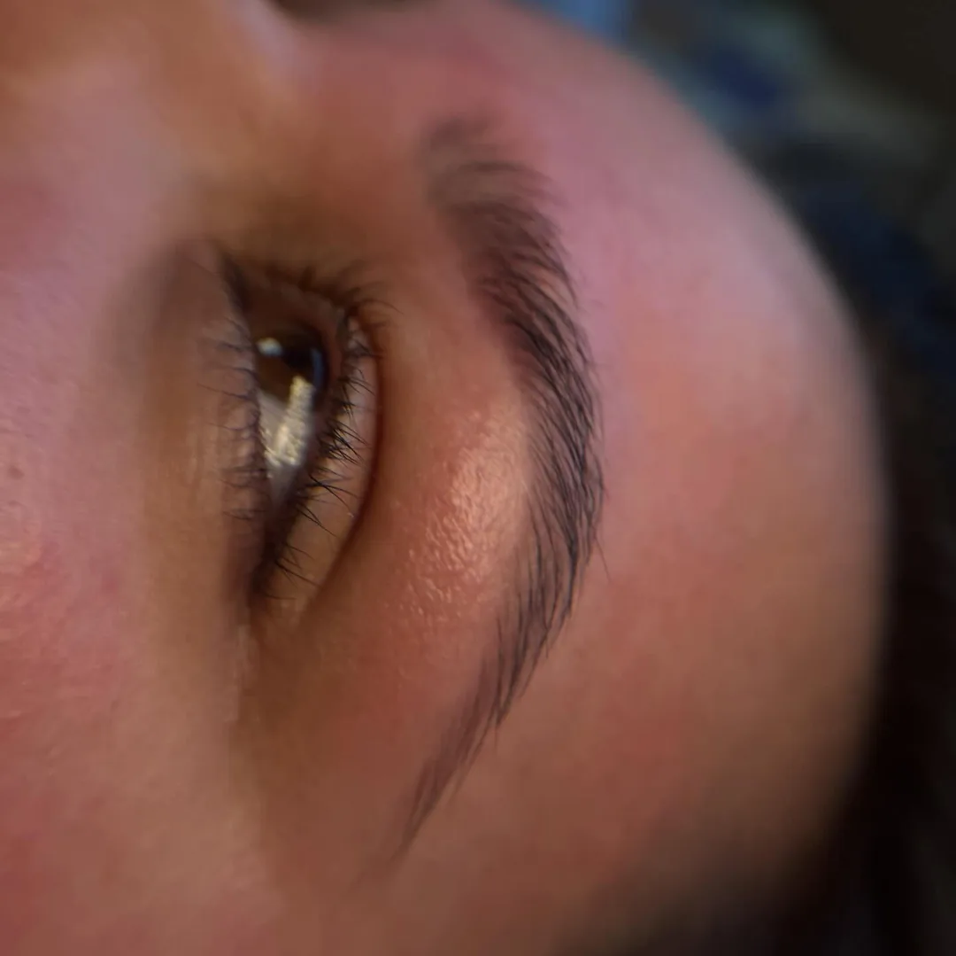 Après : épilation des sourcils, regard structuré