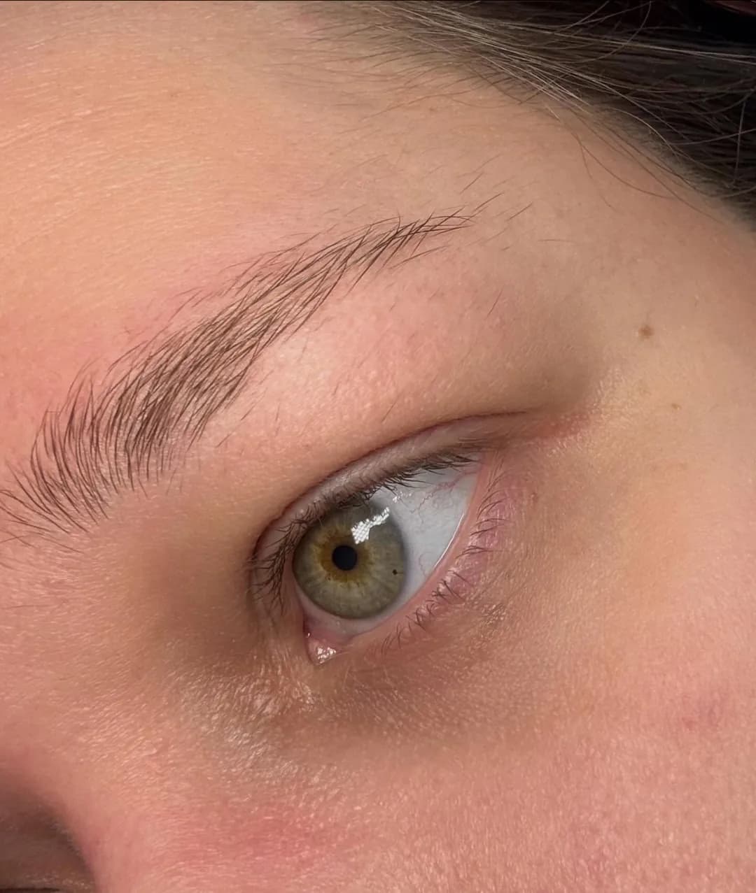 Avant : cils et sourcils au naturel, avant teinture