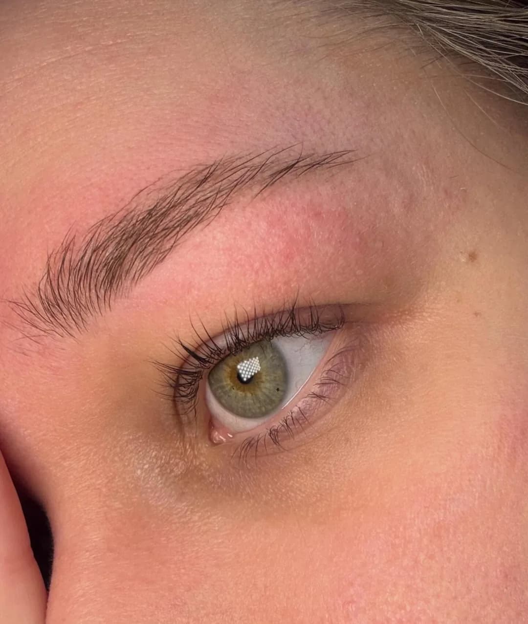 Après : teinture des cils et des sourcils, épilation des sourcils
