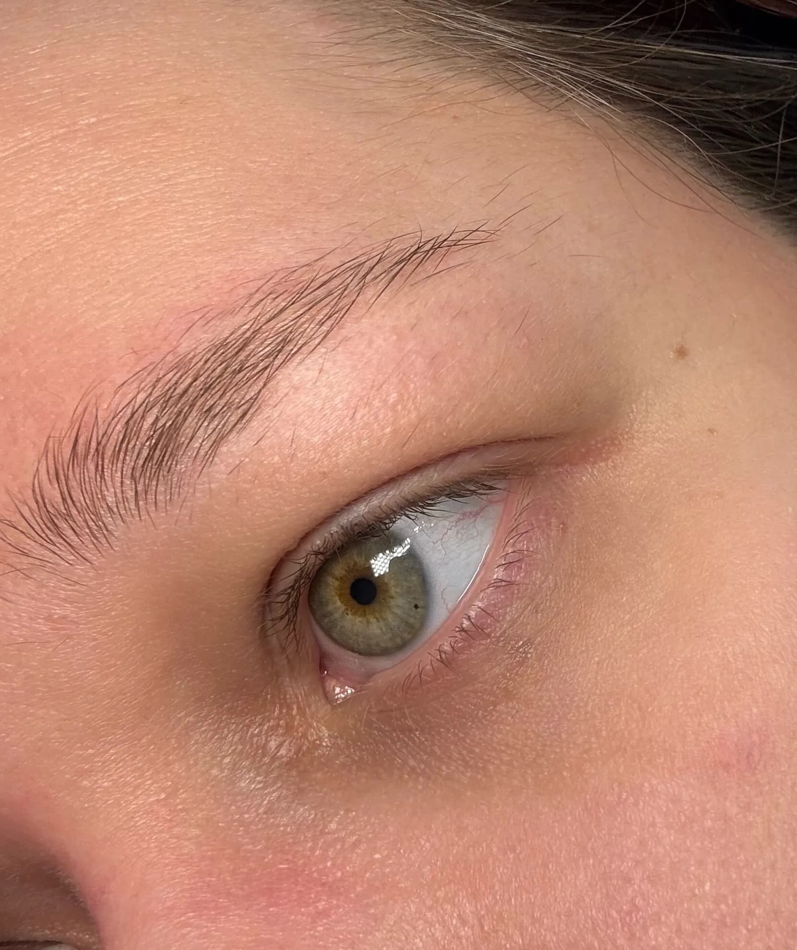 Avant/après mise en forme des sourcils — épilation au fil