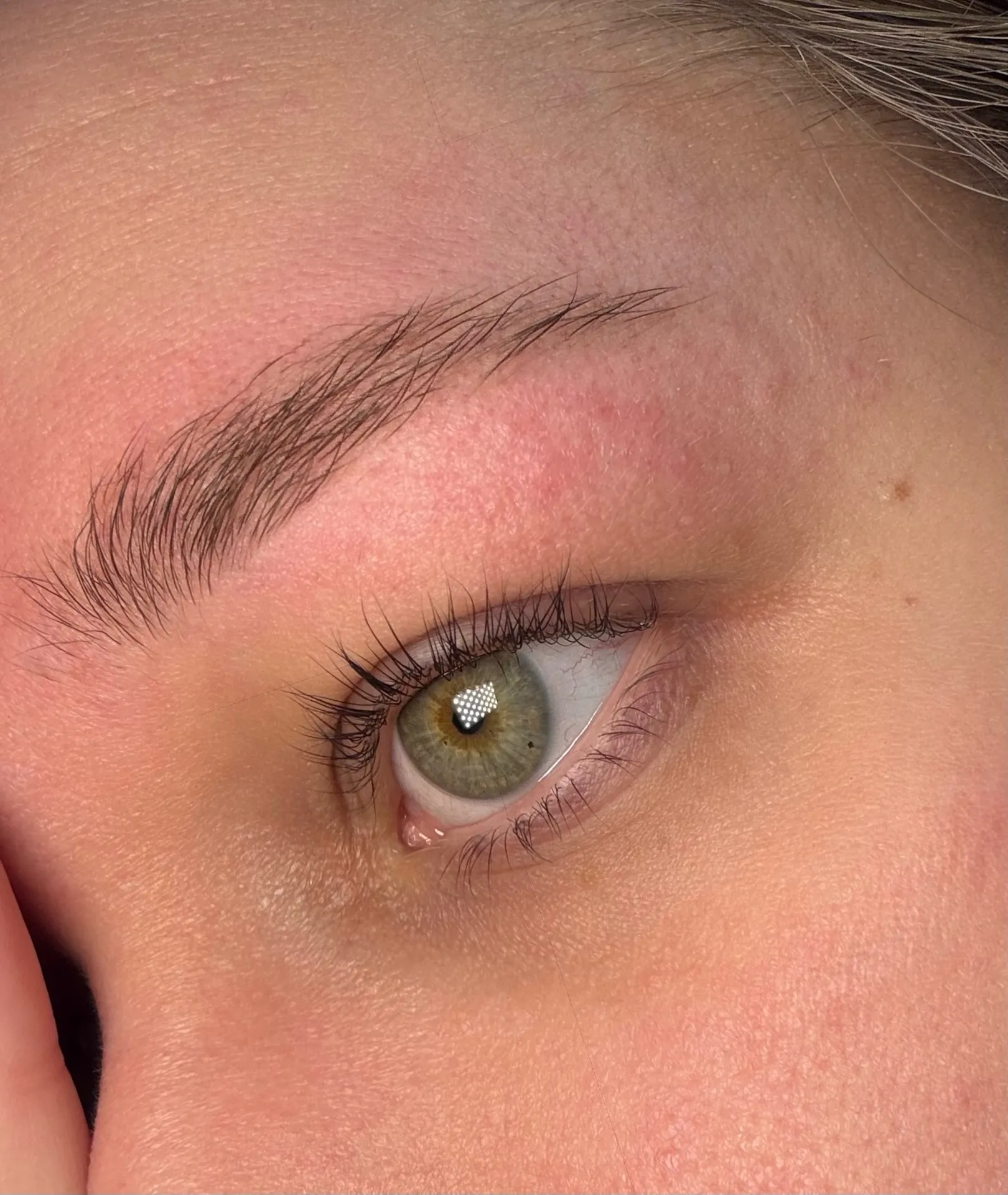 Avant/après rehaussement de cils et mise en forme sourcils