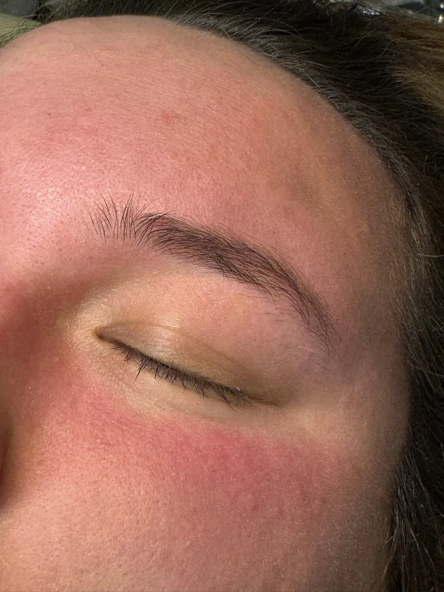 Avant/après épilation sourcils — résultat net et structuré