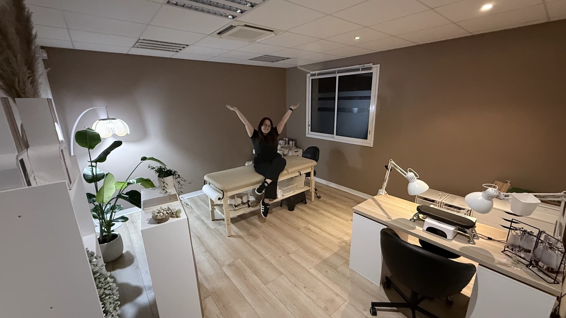 Lauryne, esthéticienne diplômée, dans son institut de beauté Rendez-vous Belle à Wasquehal