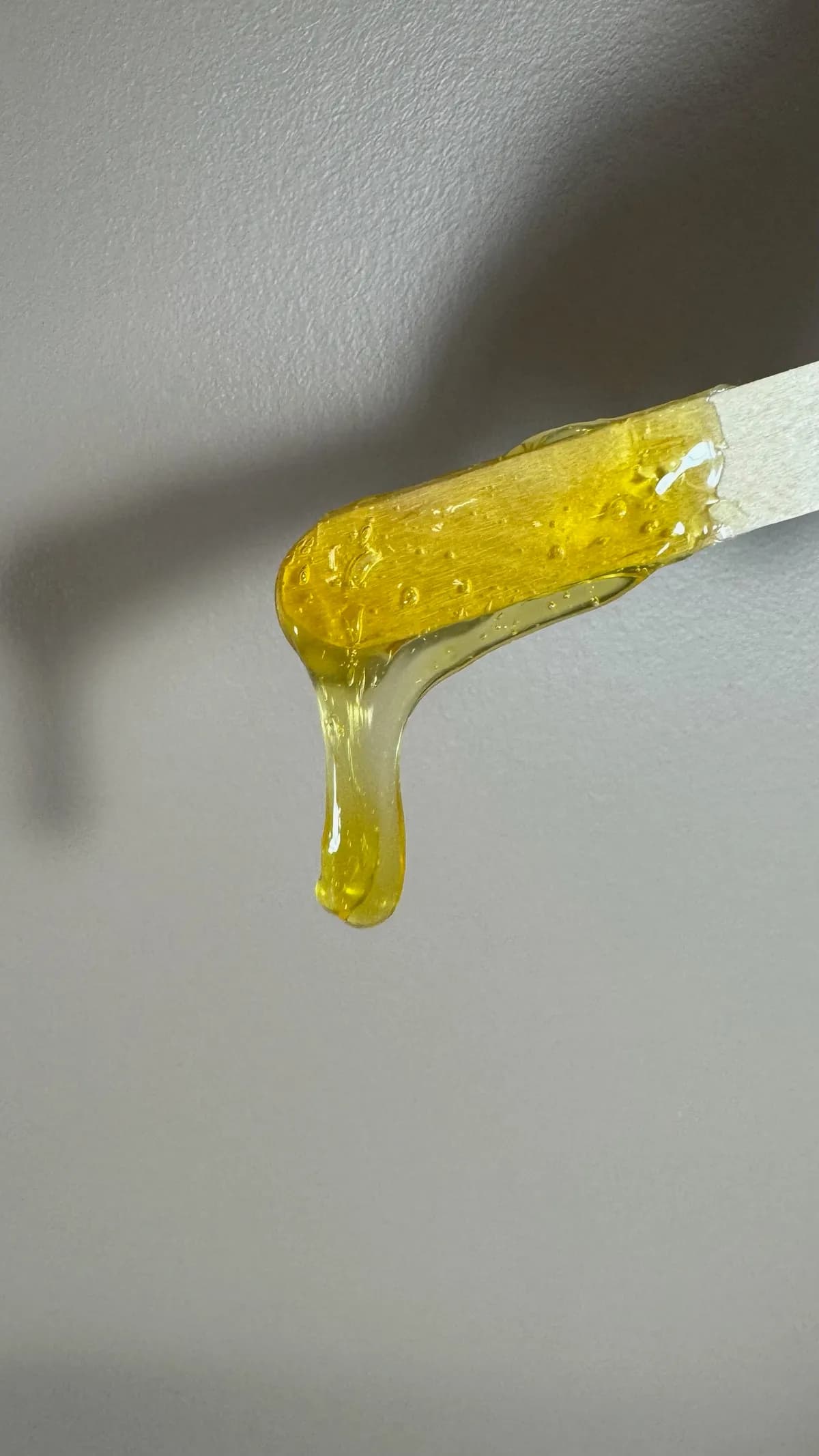 Cire au miel tiède appliquée pour une épilation douce — institut Rendez-vous Belle à Wasquehal